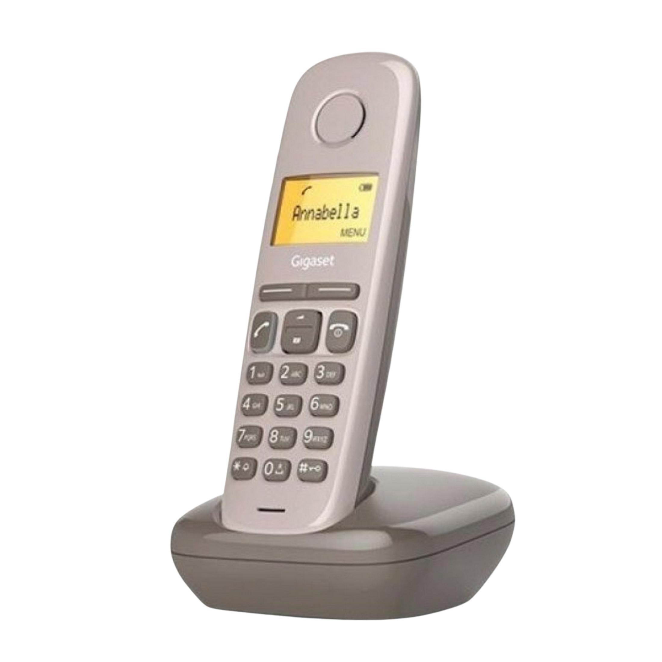 Un teléfono inalámbrico Gigaset beige con pantalla amarilla está en su base de carga.