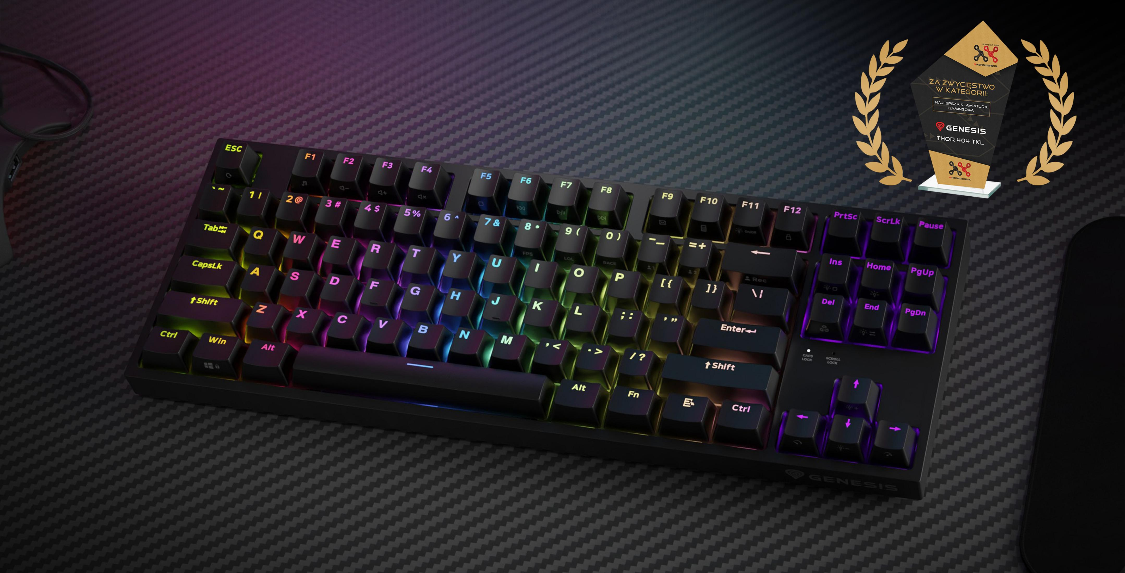 Eine schwarze Gaming-Tastatur mit RGB-Beleuchtung und einer Trophäe.