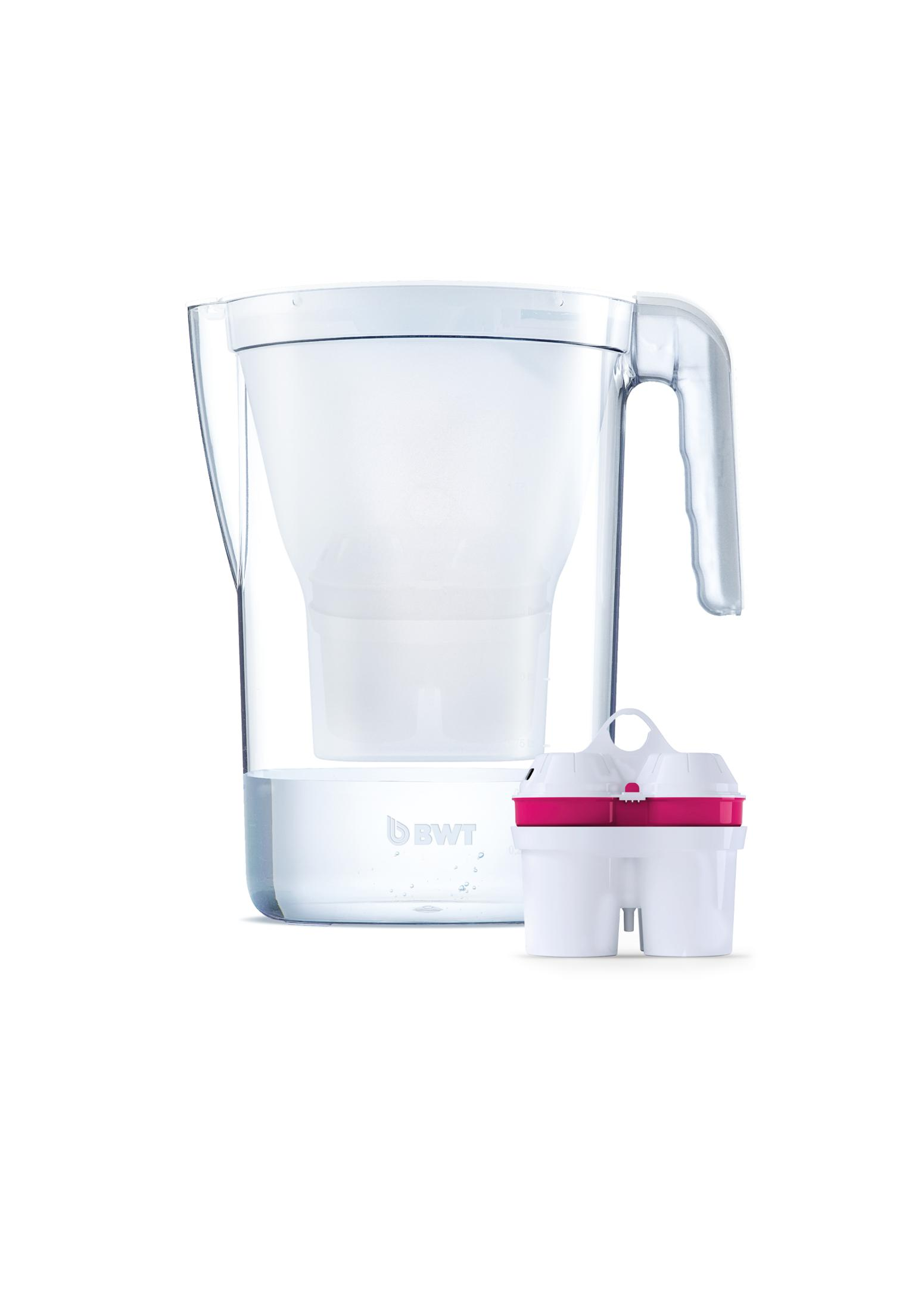 Una caraffa filtrante per acqua trasparente con inserto bianco e filtro di ricambio.