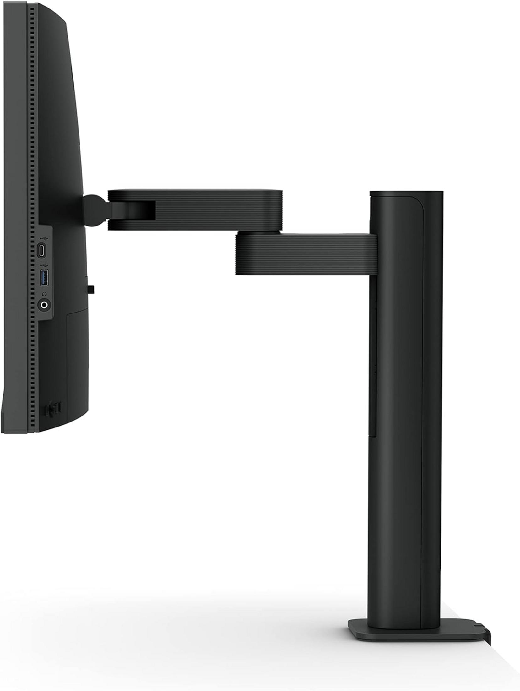 Ein schwarzer Monitorarm mit einem Monitor auf der linken Seite.
