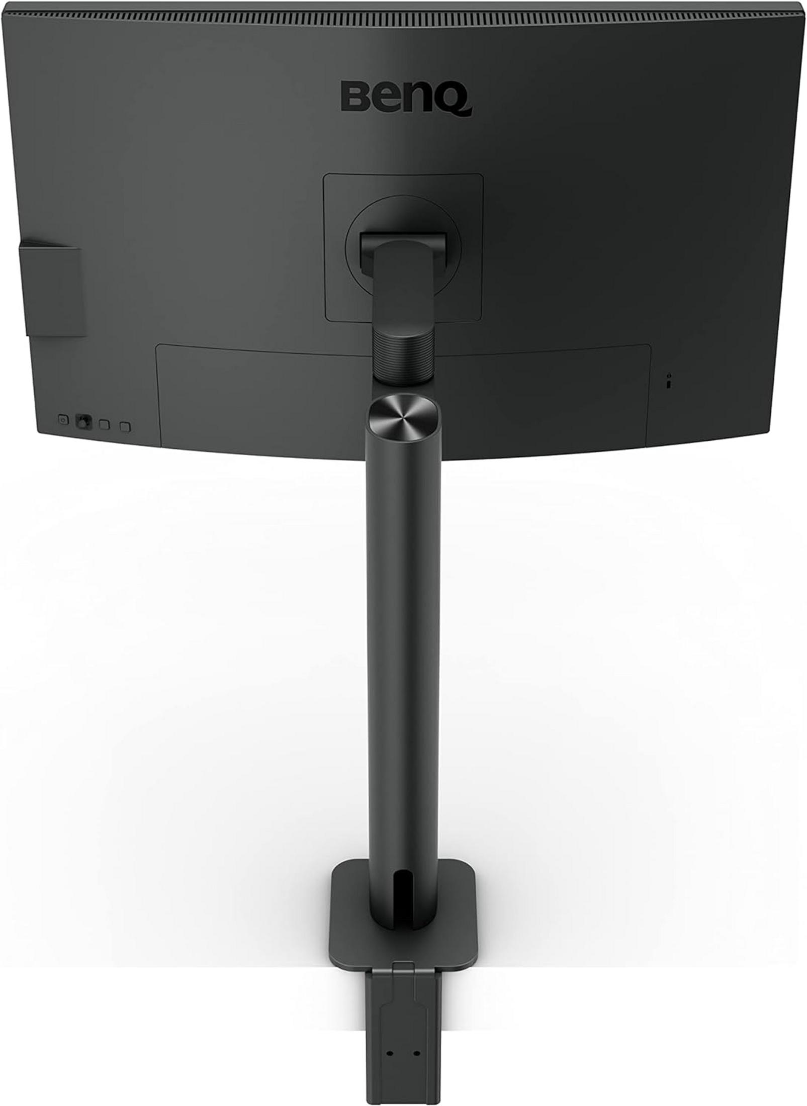 Rückseite eines schwarzen BenQ Monitors mit einem schlanken Ständer auf weißem Hintergrund.