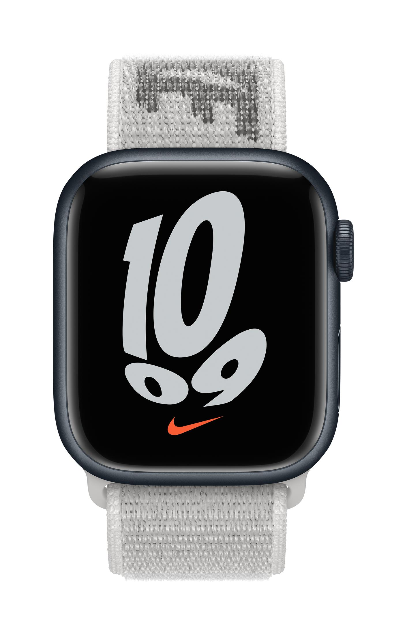 Un Apple Watch grigio con schermo nero che mostra il numero 10 e un logo Nike.