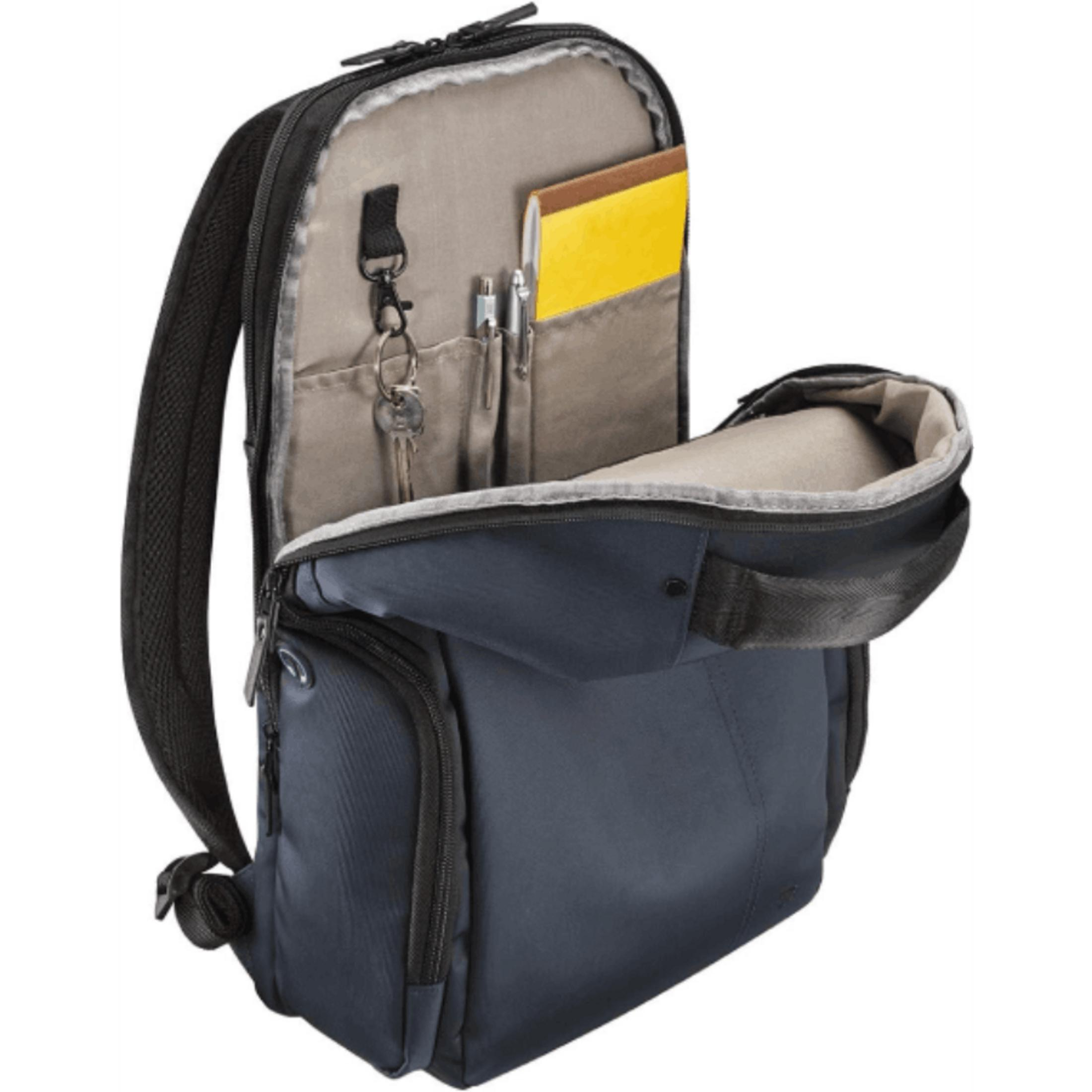 Una mochila azul abierta con un cuaderno amarillo y llaves dentro.