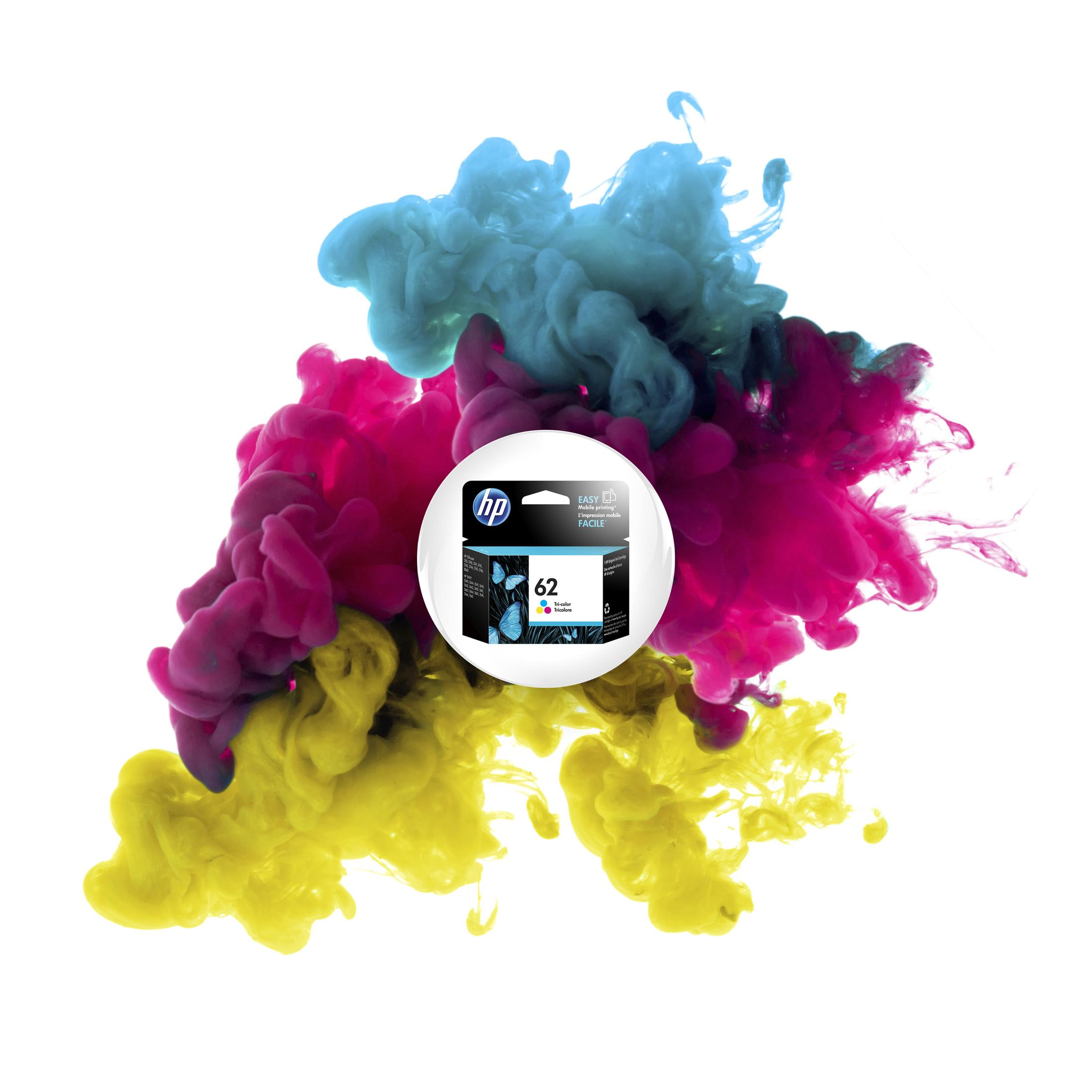 Cartuccia d'inchiostro HP 62 con fumo blu, magenta e giallo su sfondo bianco.