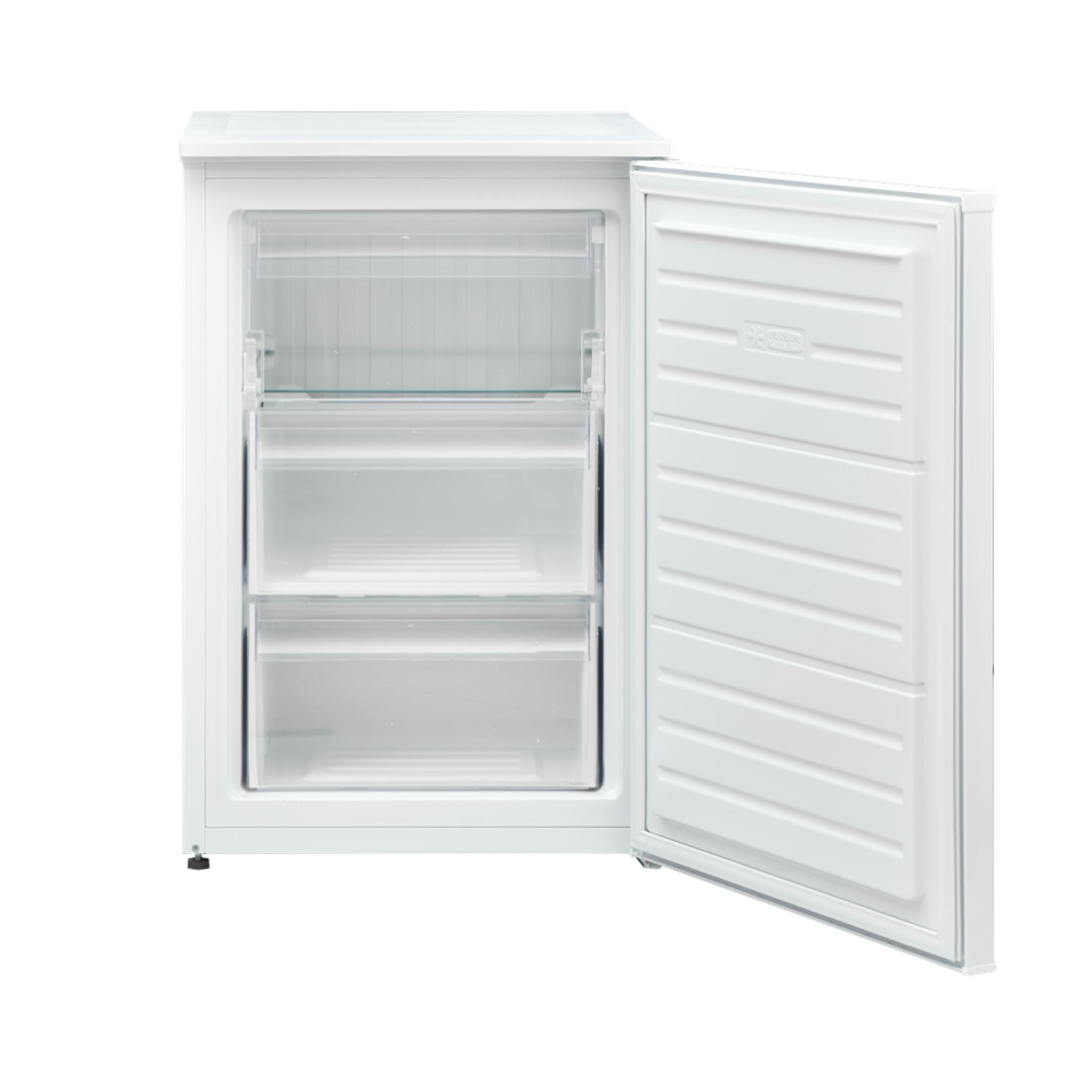Un congelatore bianco con porta aperta, che mostra tre cassetti trasparenti.