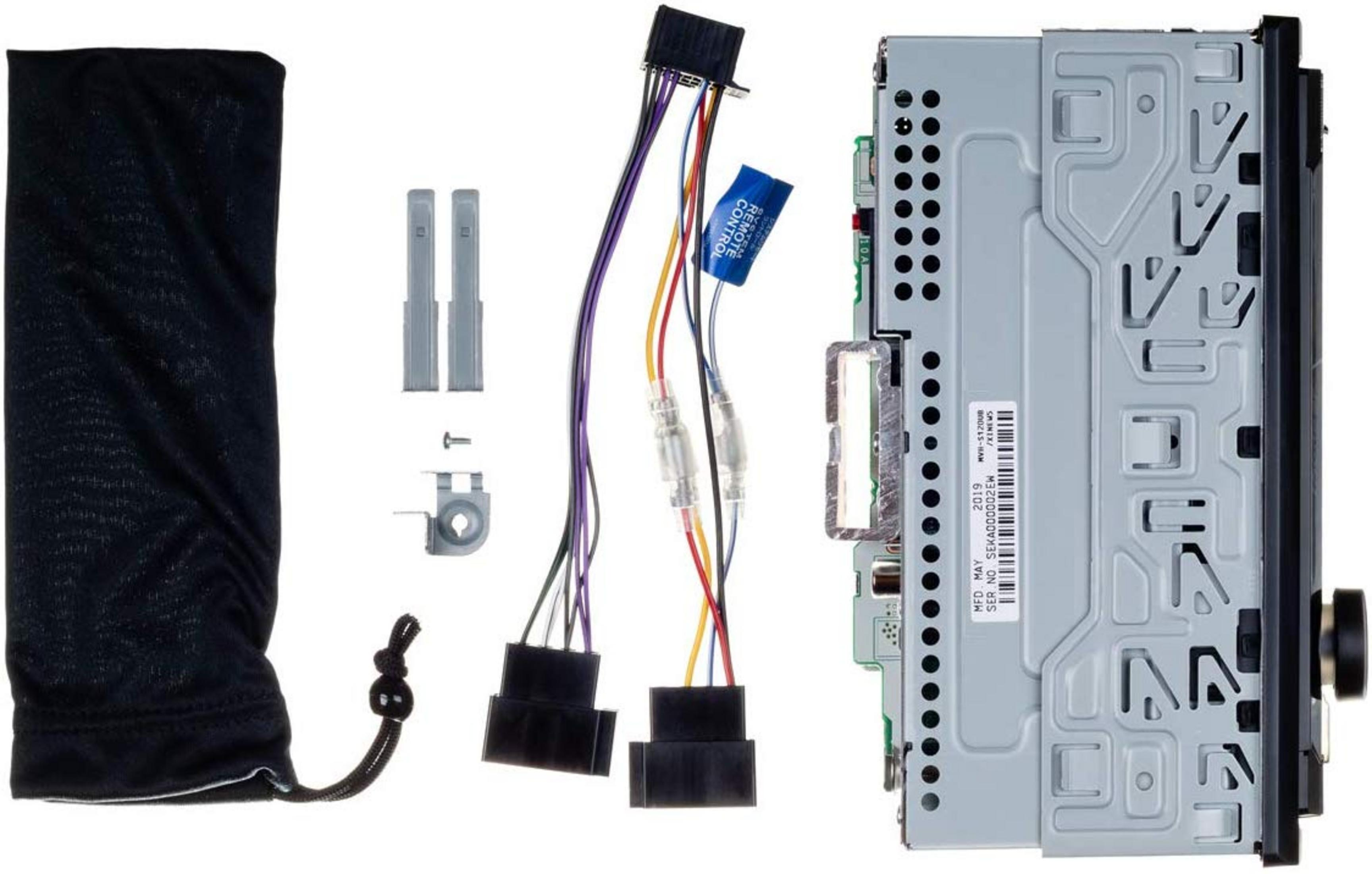 Ein schwarzer Beutel, Kabel, Schrauben und ein Autoradio-Empfänger.