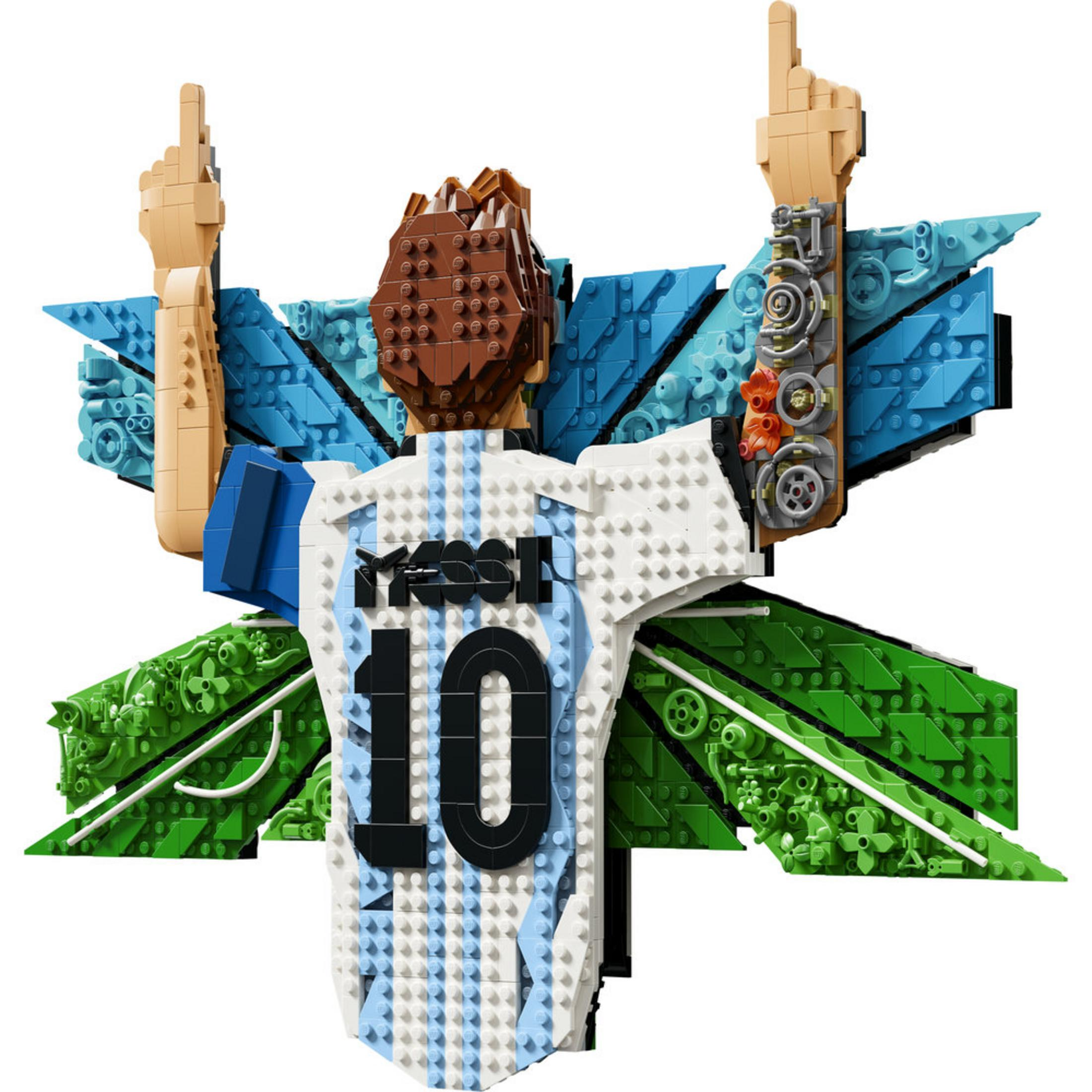 Messi'nin 10 numaralı forması Lego heykeli, mavi ve yeşil Lego öğeleriyle çevrili.