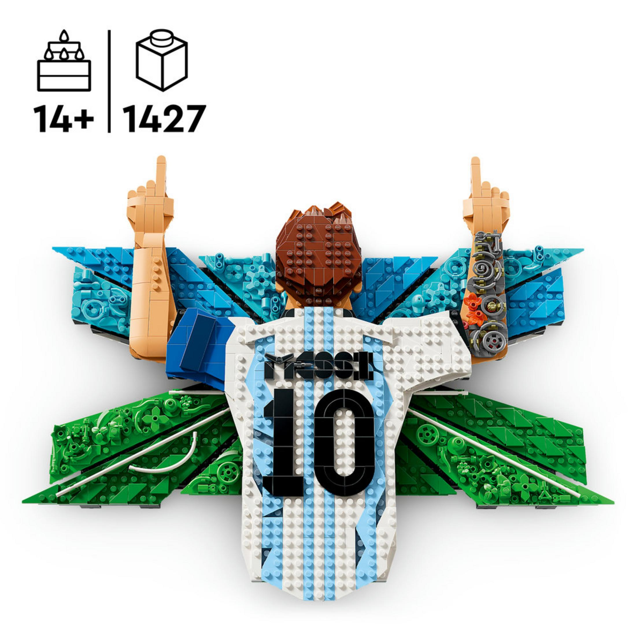 Messi'nin 10 numaralı formasıyla, mavi kanatları ve yeşil tabanı olan Lego modeli.