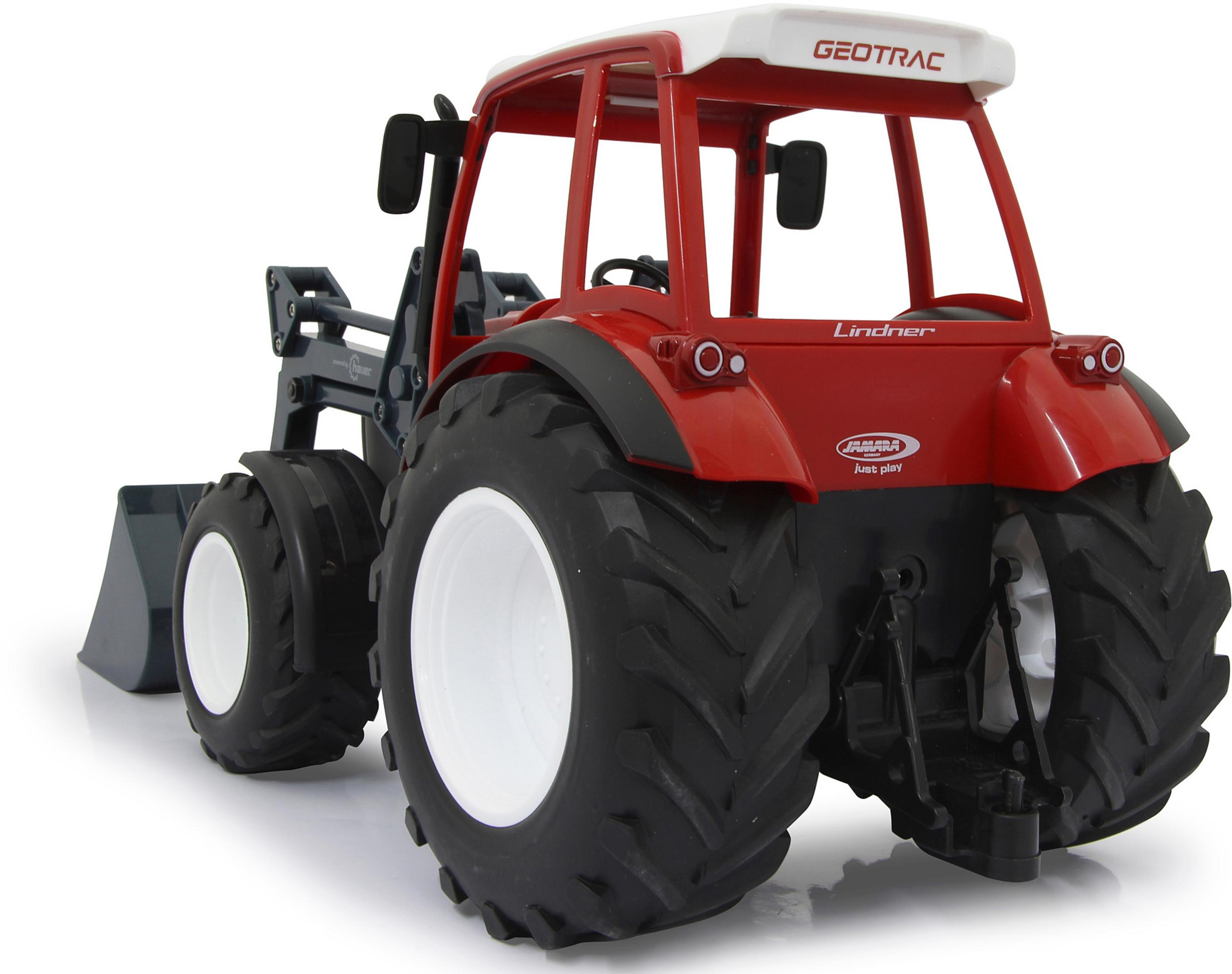 Ein roter Spielzeugtraktor mit Frontlader auf weißem Hintergrund.