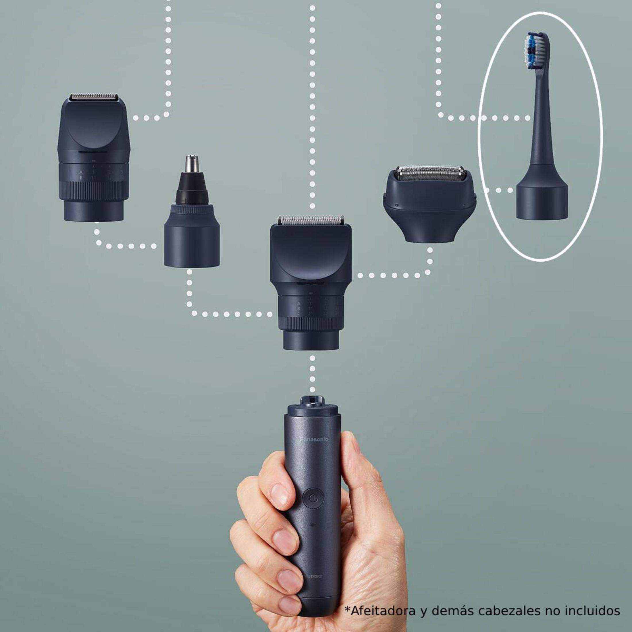 Une main tient la base d'un rasoir électrique gris foncé, avec des accessoires au-dessus.