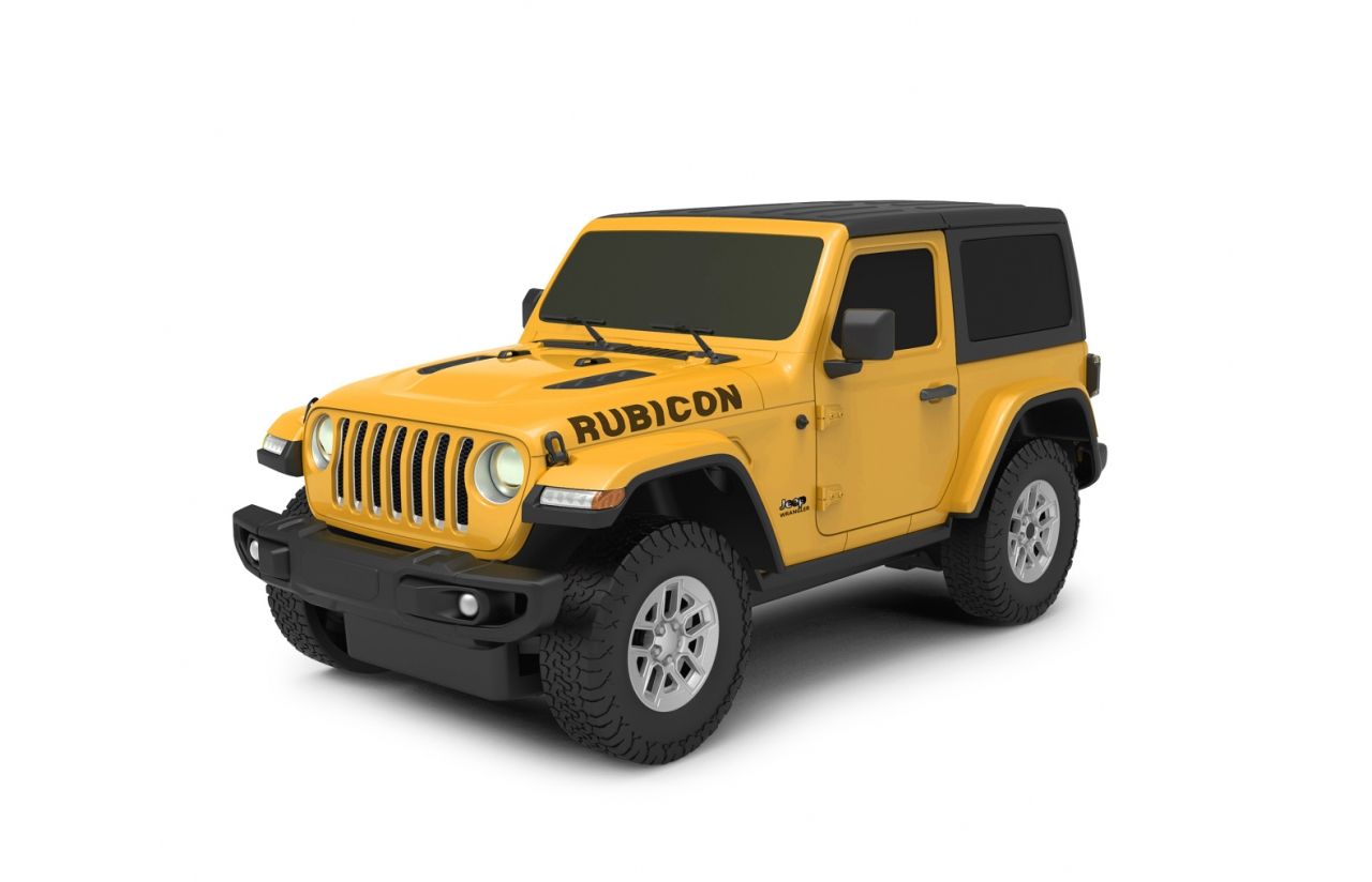 Ein gelber Jeep Wrangler Rubicon mit schwarzem Dach und Felgen steht auf weißem Grund.