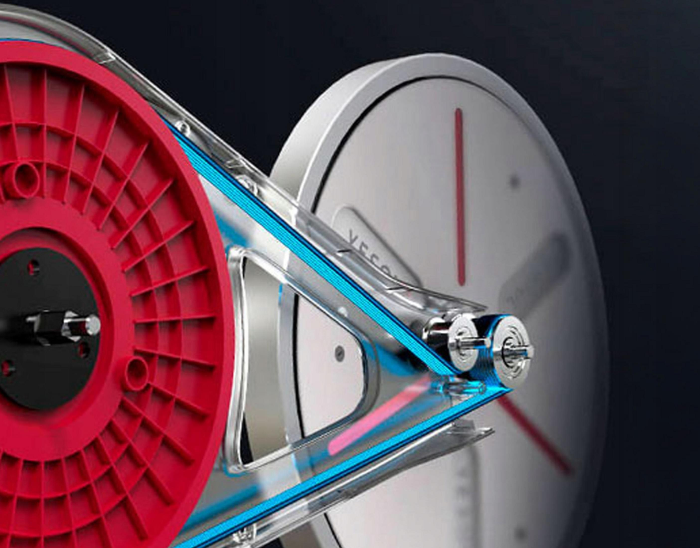 Ruota dentata rossa con nastro blu avvolto attorno a rulli argentati.