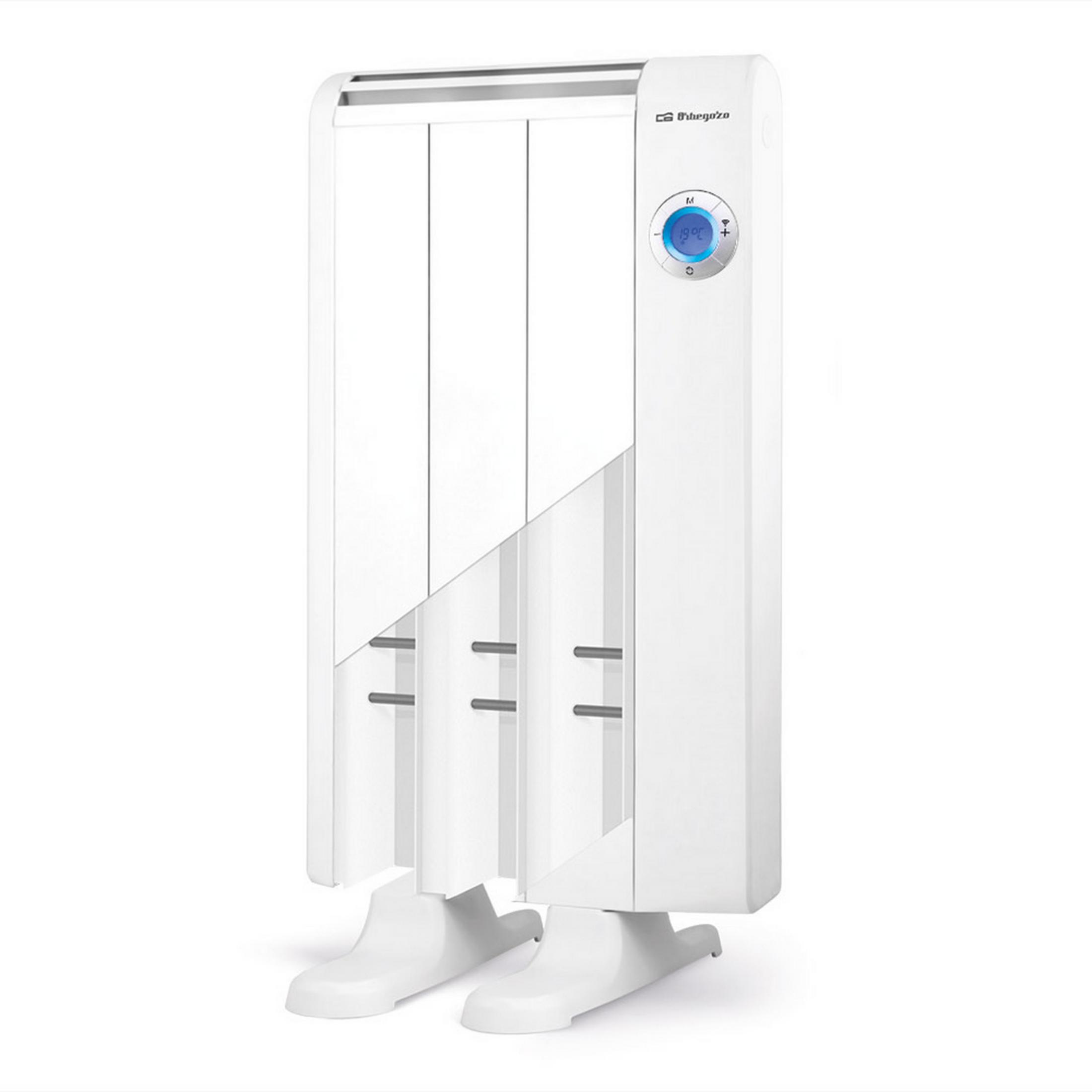 Un radiador eléctrico blanco con pantalla digital y patas está sobre fondo blanco.