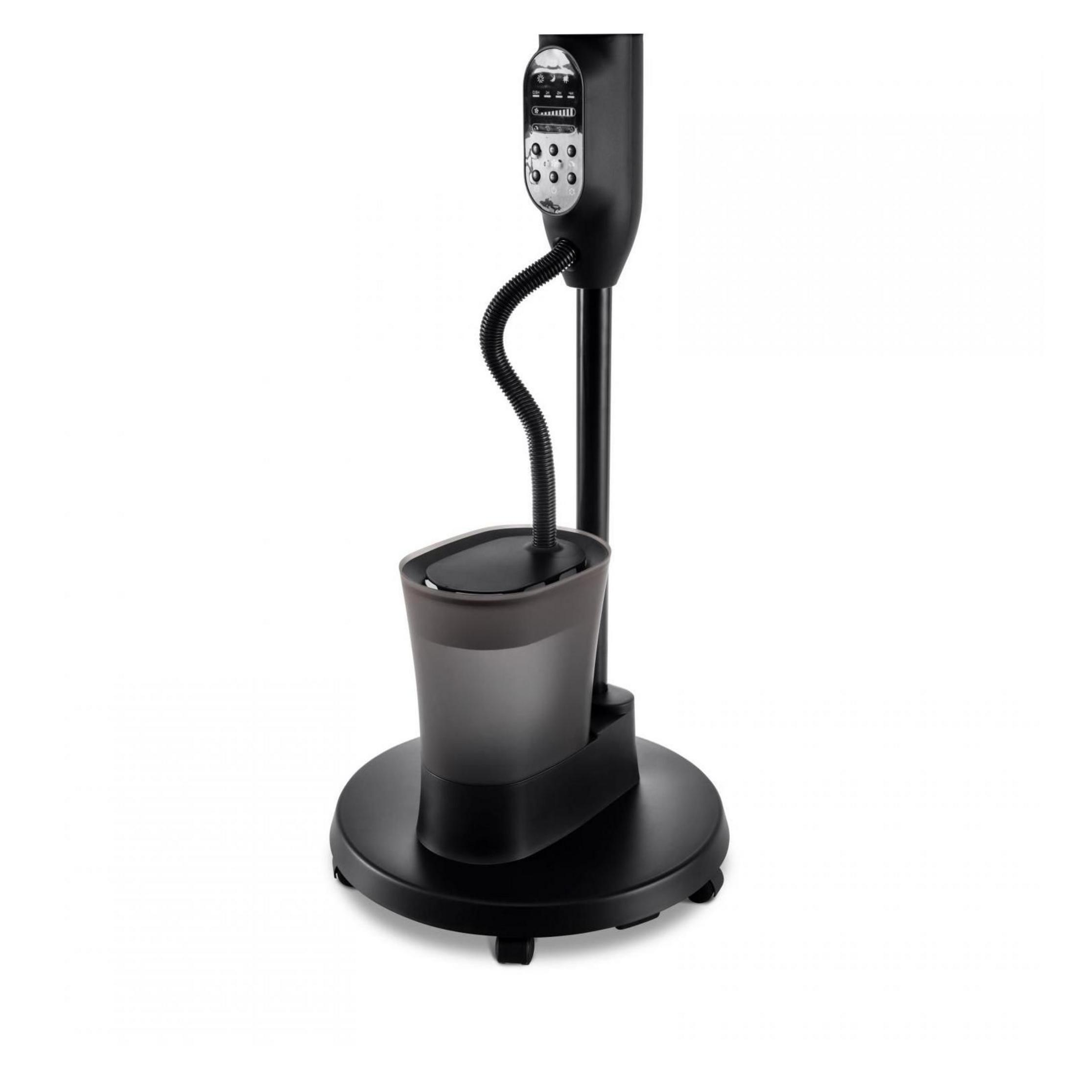 Un ventilador de pie negro con panel de control y depósito de agua.