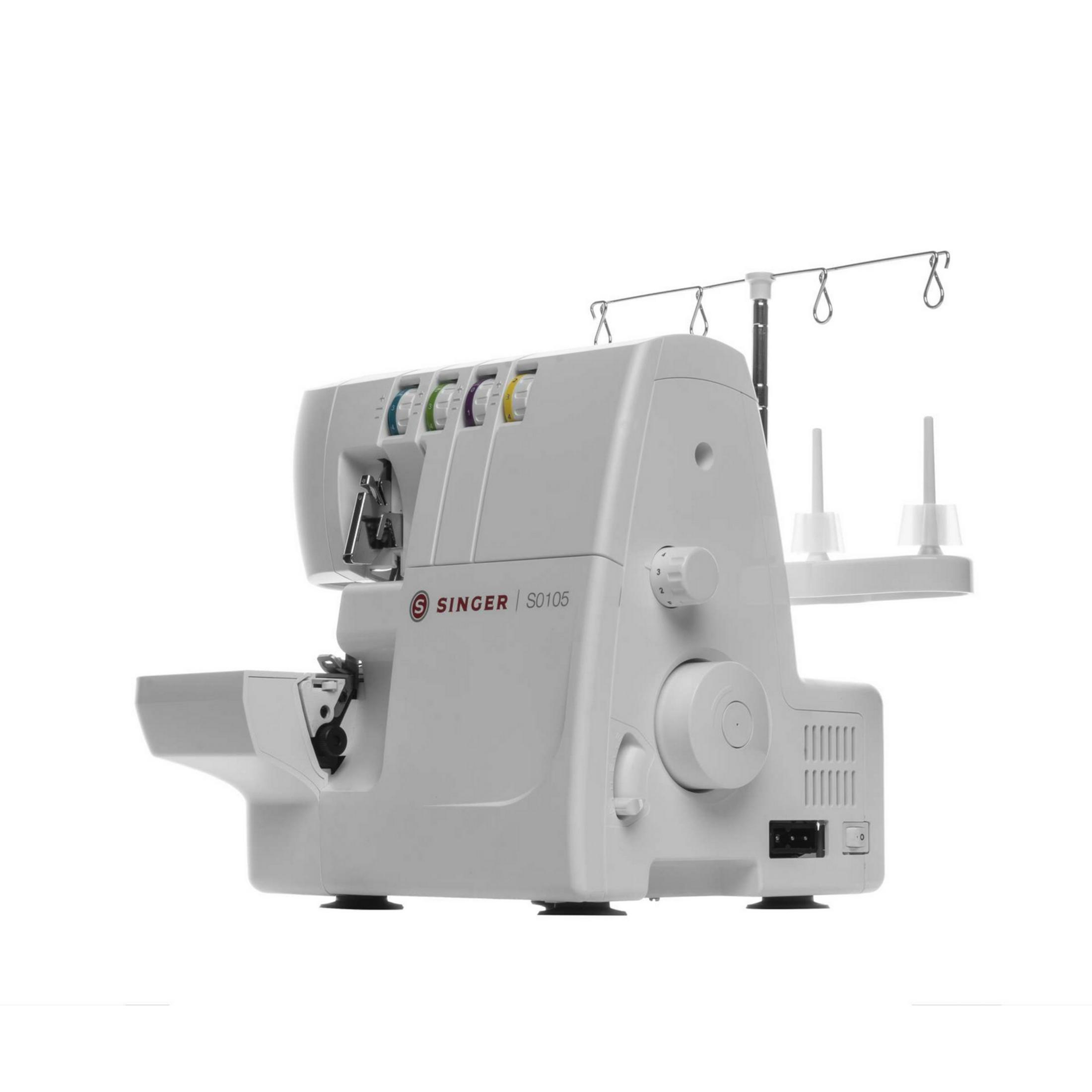 Weiße Singer Nähmaschine S0105 mit farbigen Fadenspulen und Nadelsystem.