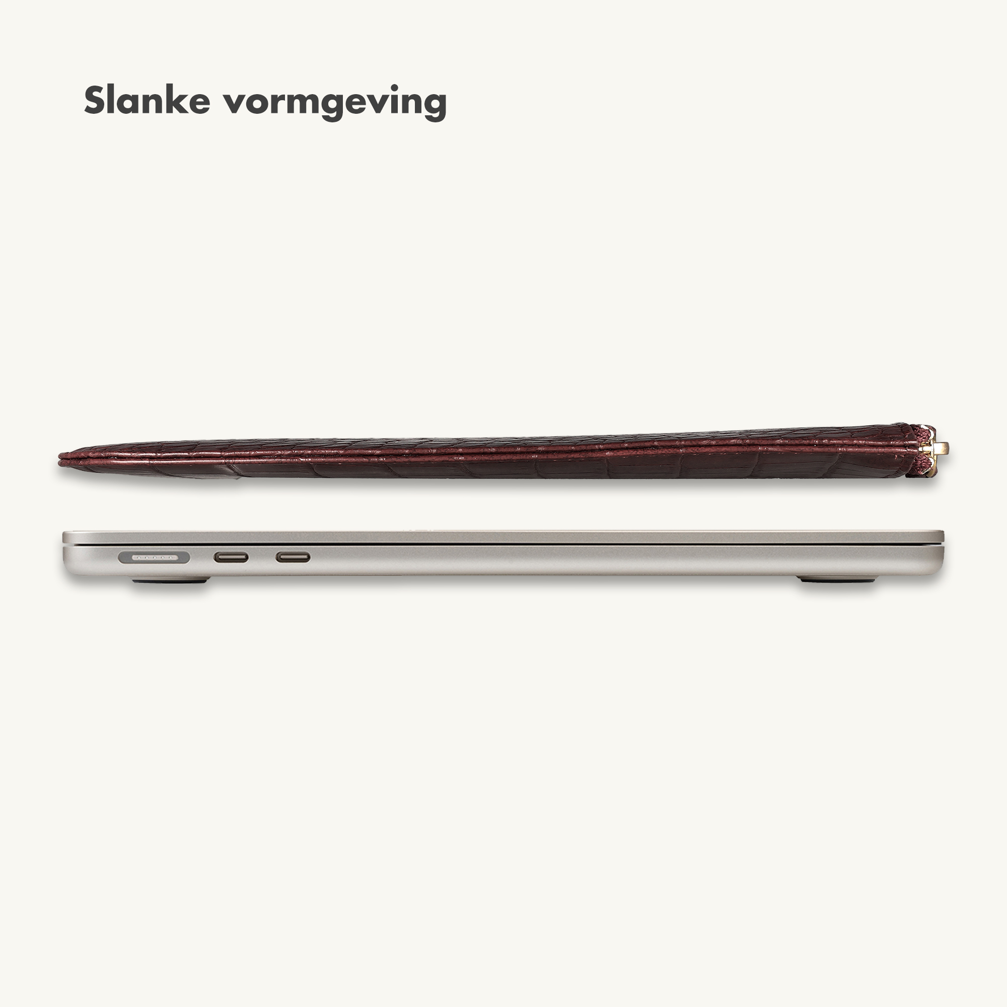 Ein schlankes, dunkelbraunes Kroko-Lederetui liegt über einem silbernen Laptop.