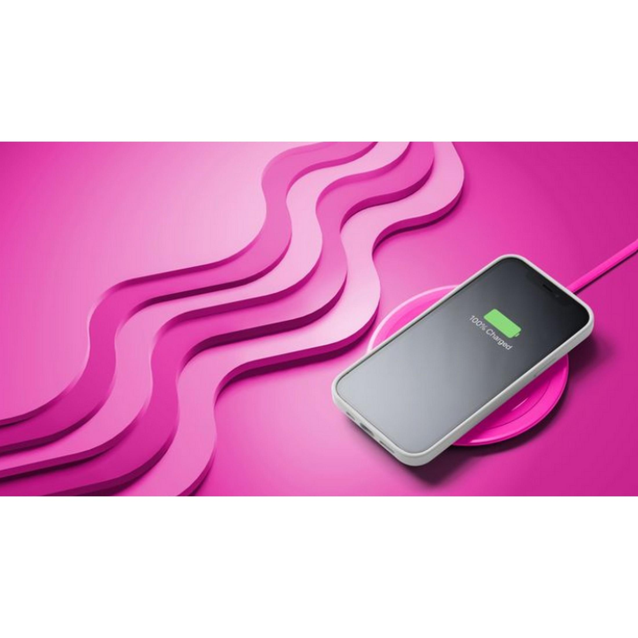 Ein Smartphone lädt auf einer runden, rosa Ladestation. Wellenlinien in Pink im Hintergrund.