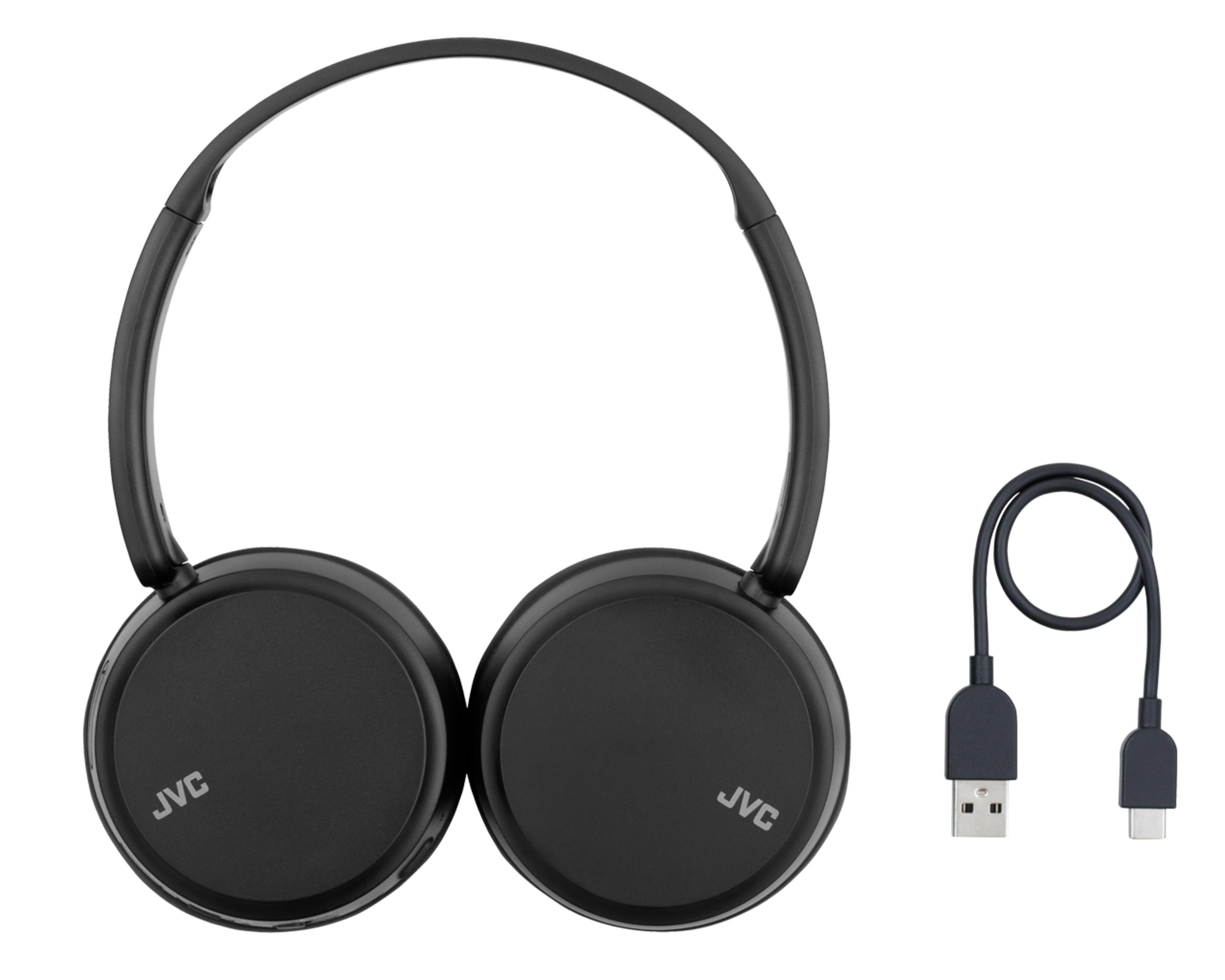 Schwarze JVC Kopfhörer mit USB-A und USB-C Ladekabel auf weißem Hintergrund.