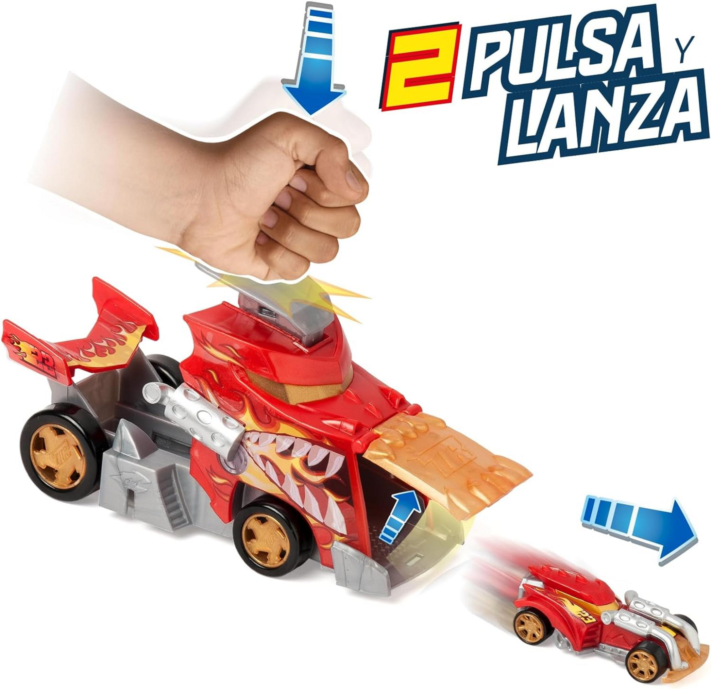 Coche de juguete rojo con diseño de llamas, sostenido por una mano.