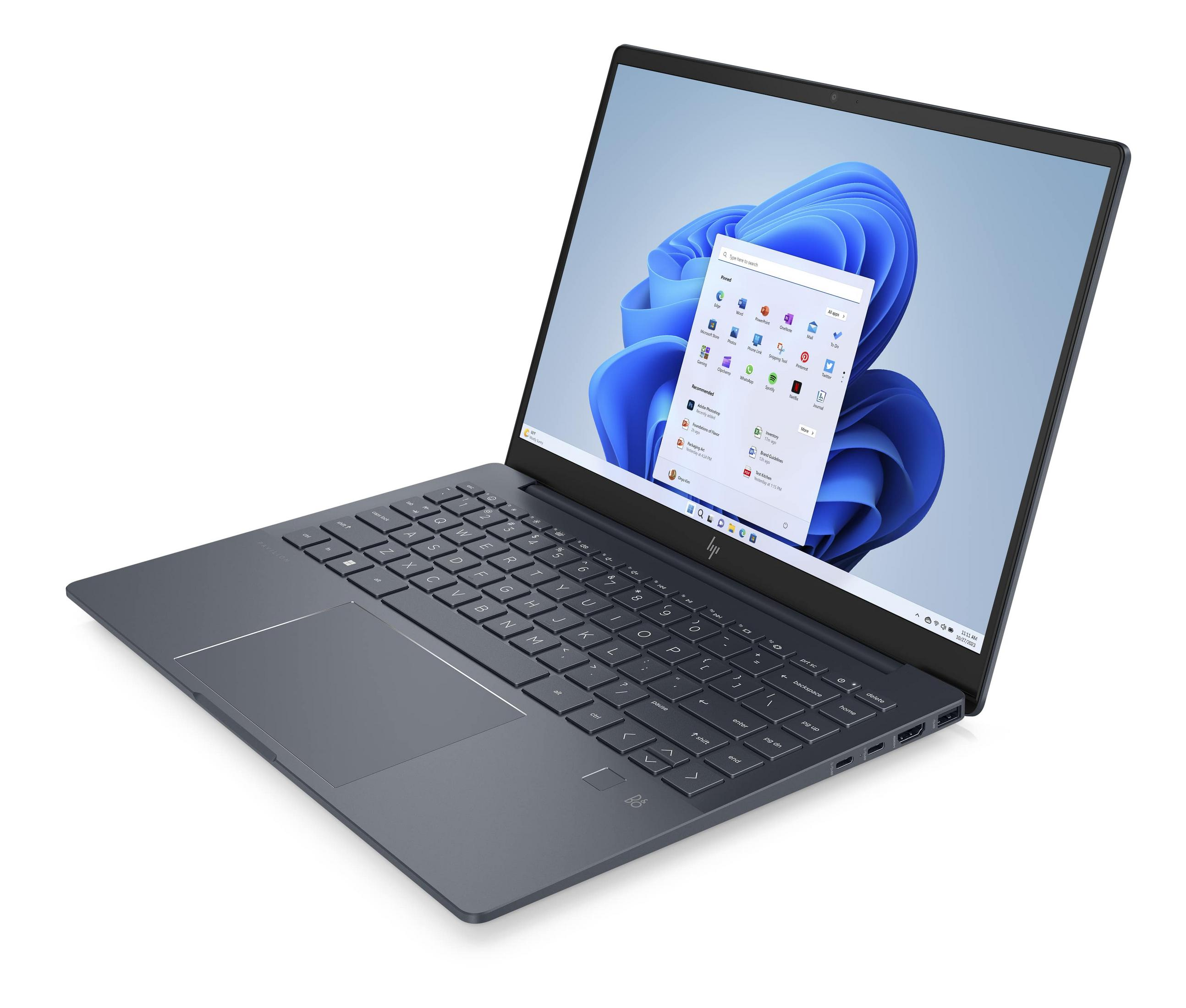 Un portátil HP gris con Windows 11 sobre fondo blanco.