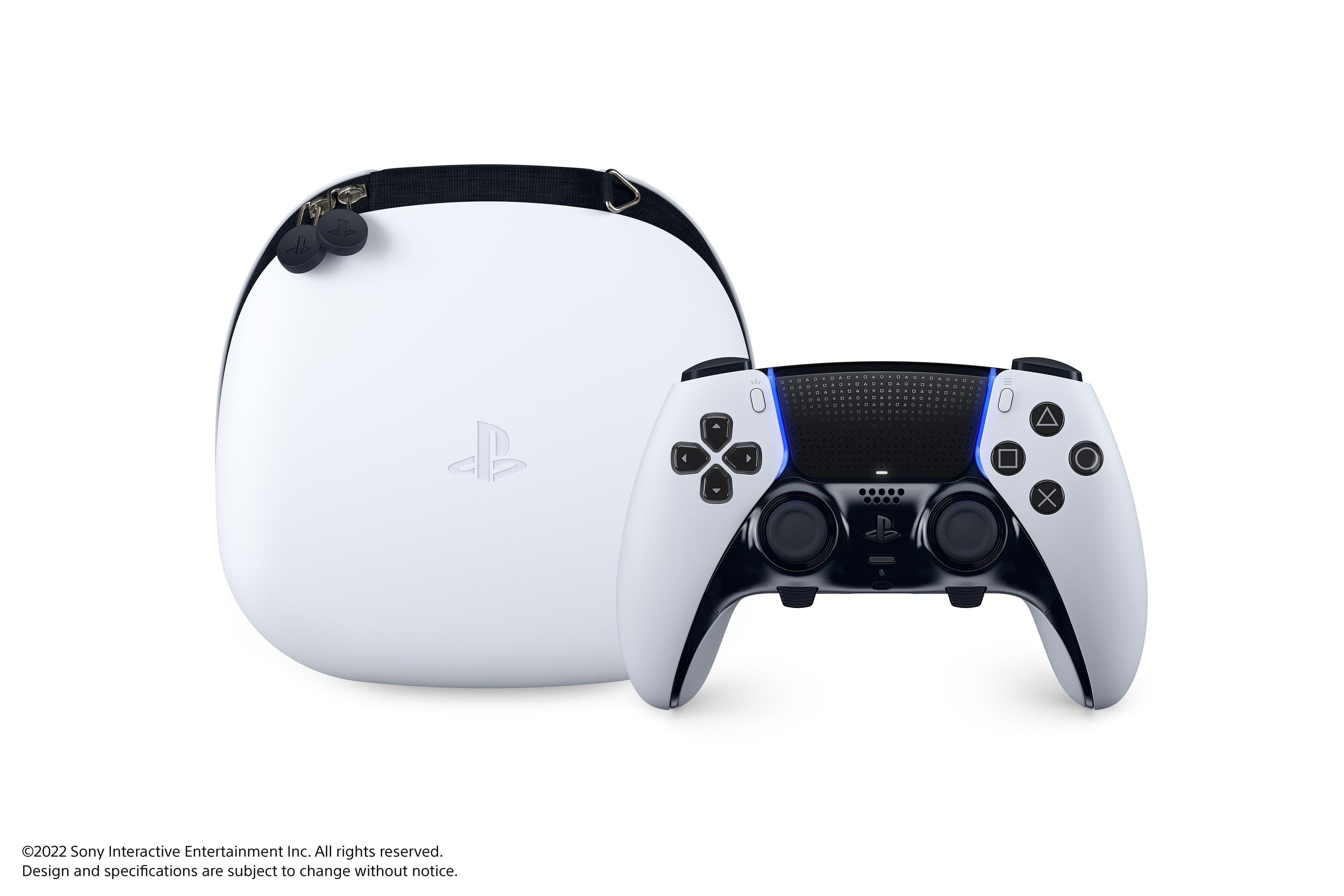 Un controller e custodia PlayStation bianchi con loghi PlayStation su sfondo bianco.