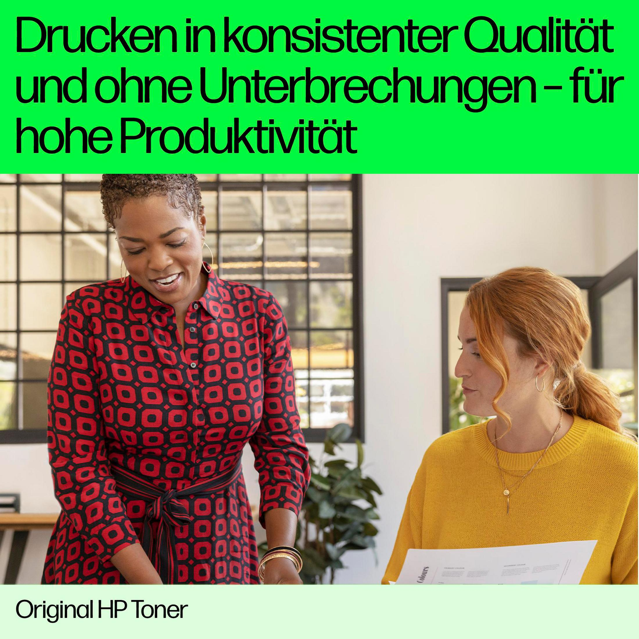 Dwie kobiety w biurze, jedna w czerwonym, druga w żółtym, patrzą na dokumenty.
