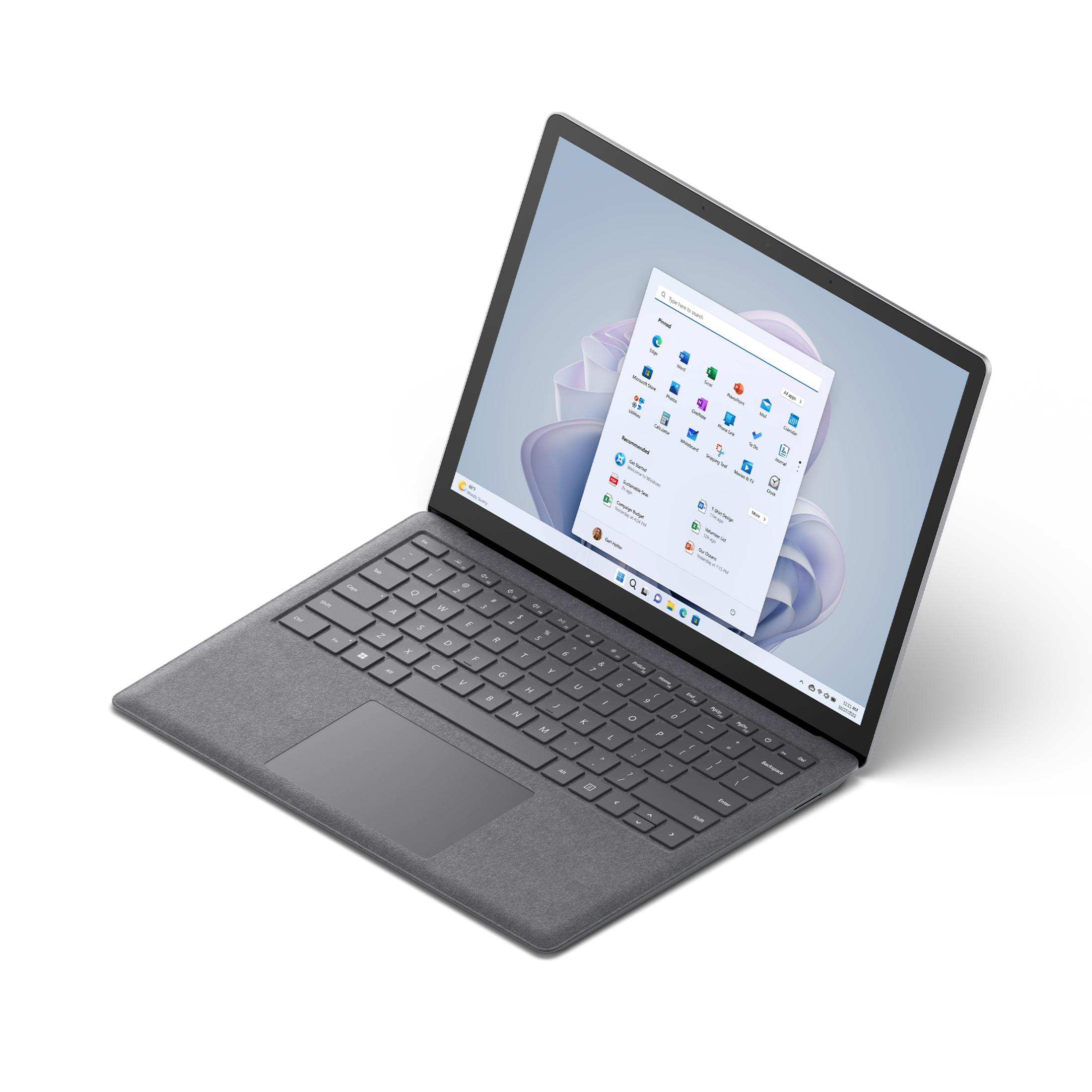 Un portátil gris con la pantalla abierta, mostrando la interfaz de Windows 11.