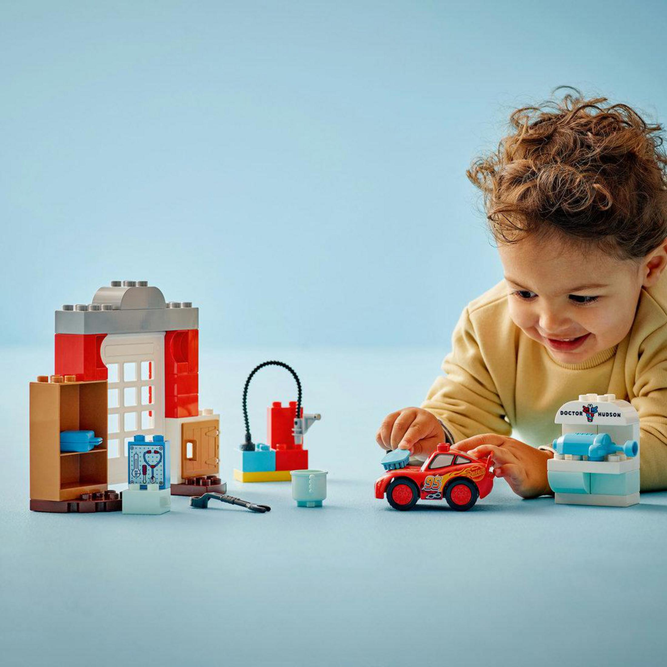 Un niño juega con bloques de construcción coloridos, creando una escena hospitalaria.