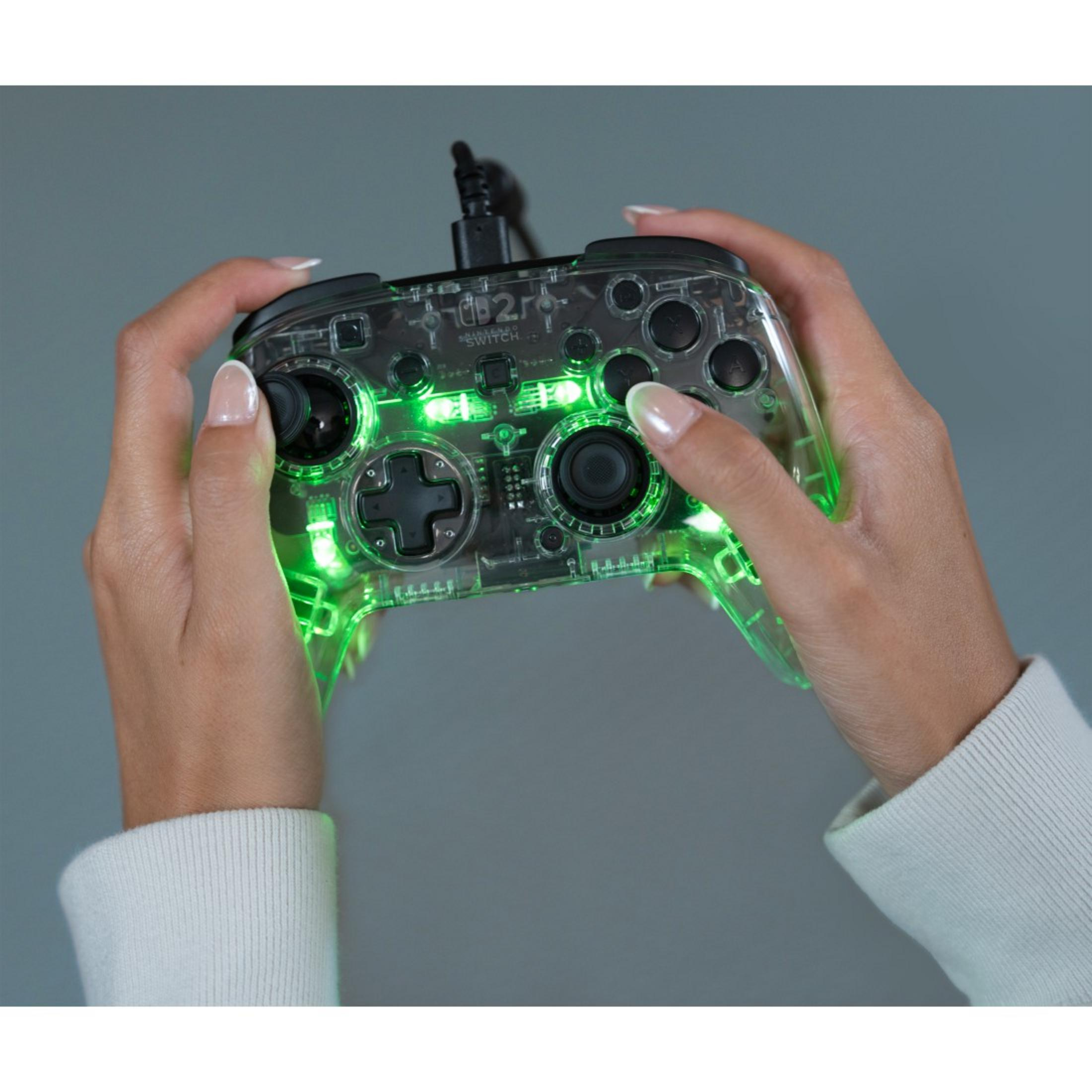 Controller trasparente con luci verdi tenuto in mano.