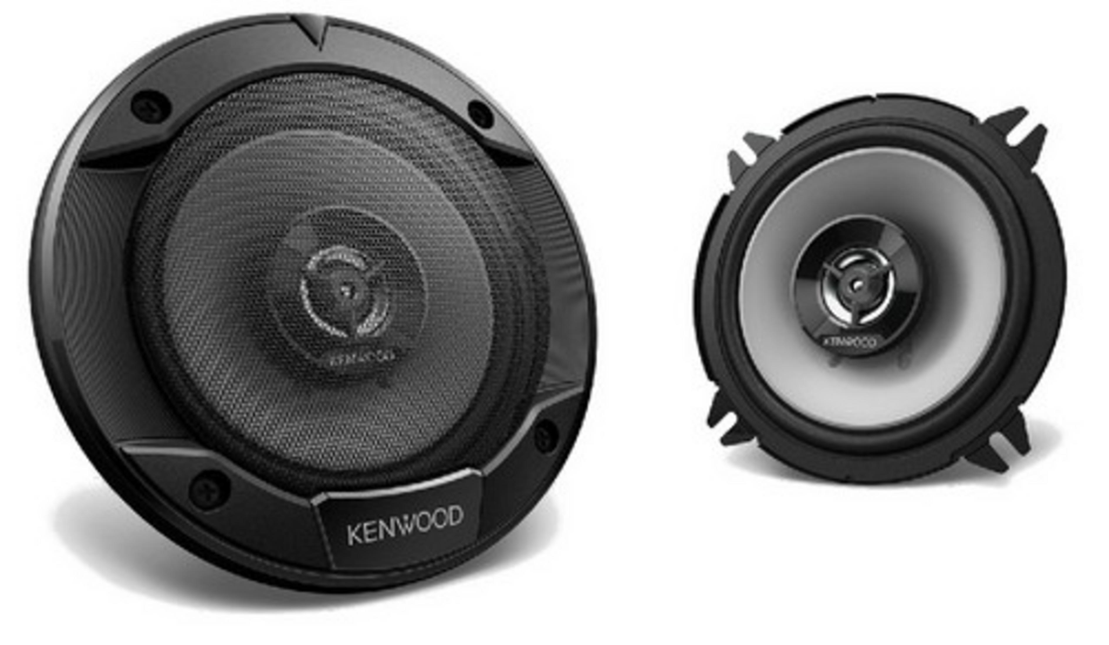 Dos altavoces Kenwood negros, uno con rejilla y logo, sobre fondo blanco.