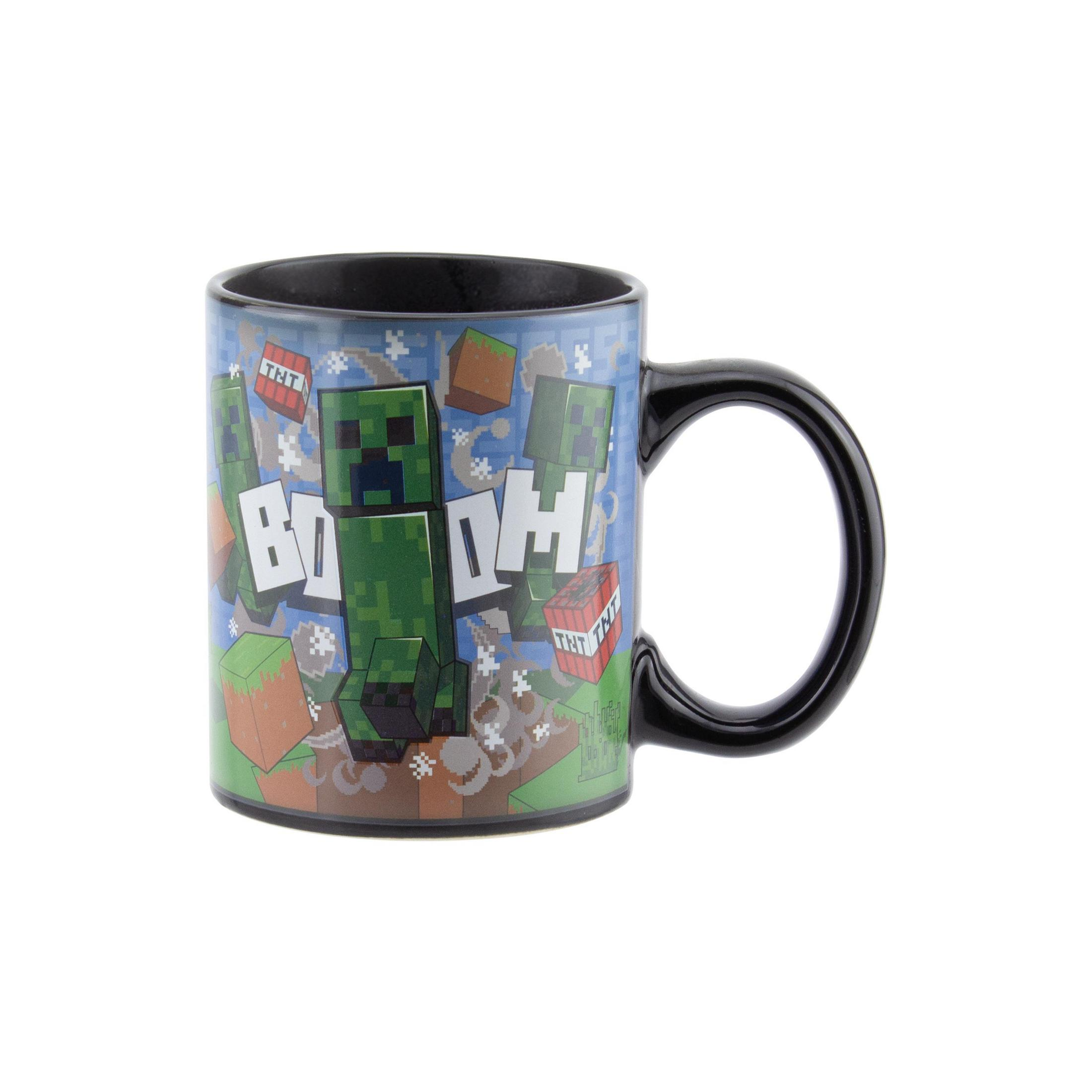 Una taza de Minecraft con creepers y bloques de TNT diciendo BOOM.