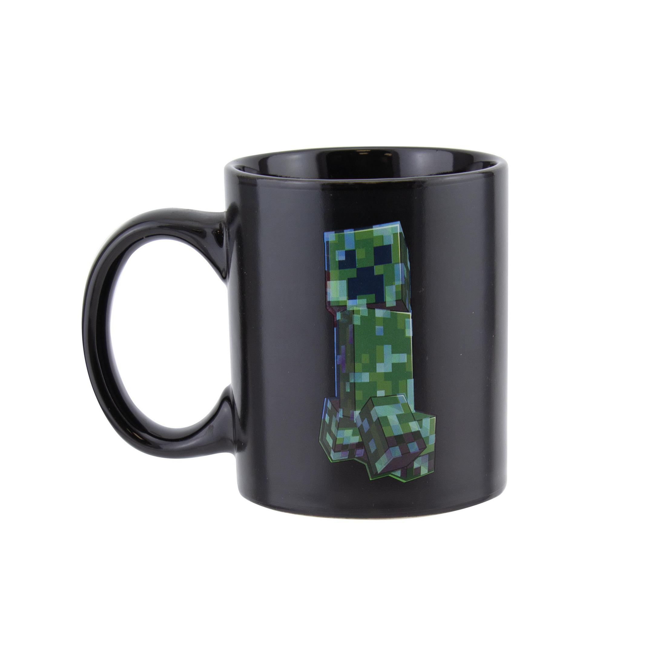 Taza negra con diseño de Creeper de Minecraft.