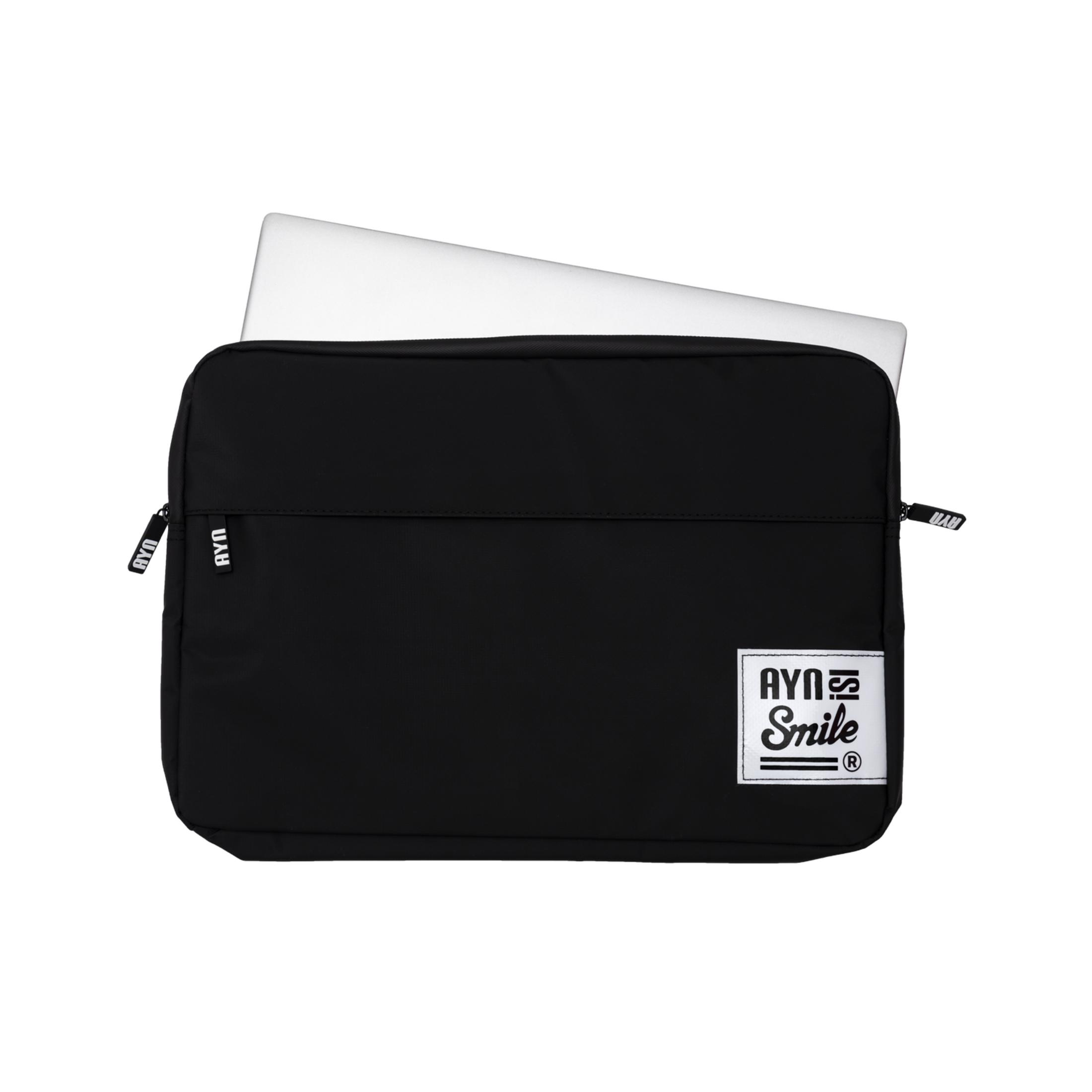 Funda negra para portátil con un portátil blanco dentro, con logo AYN Smile.