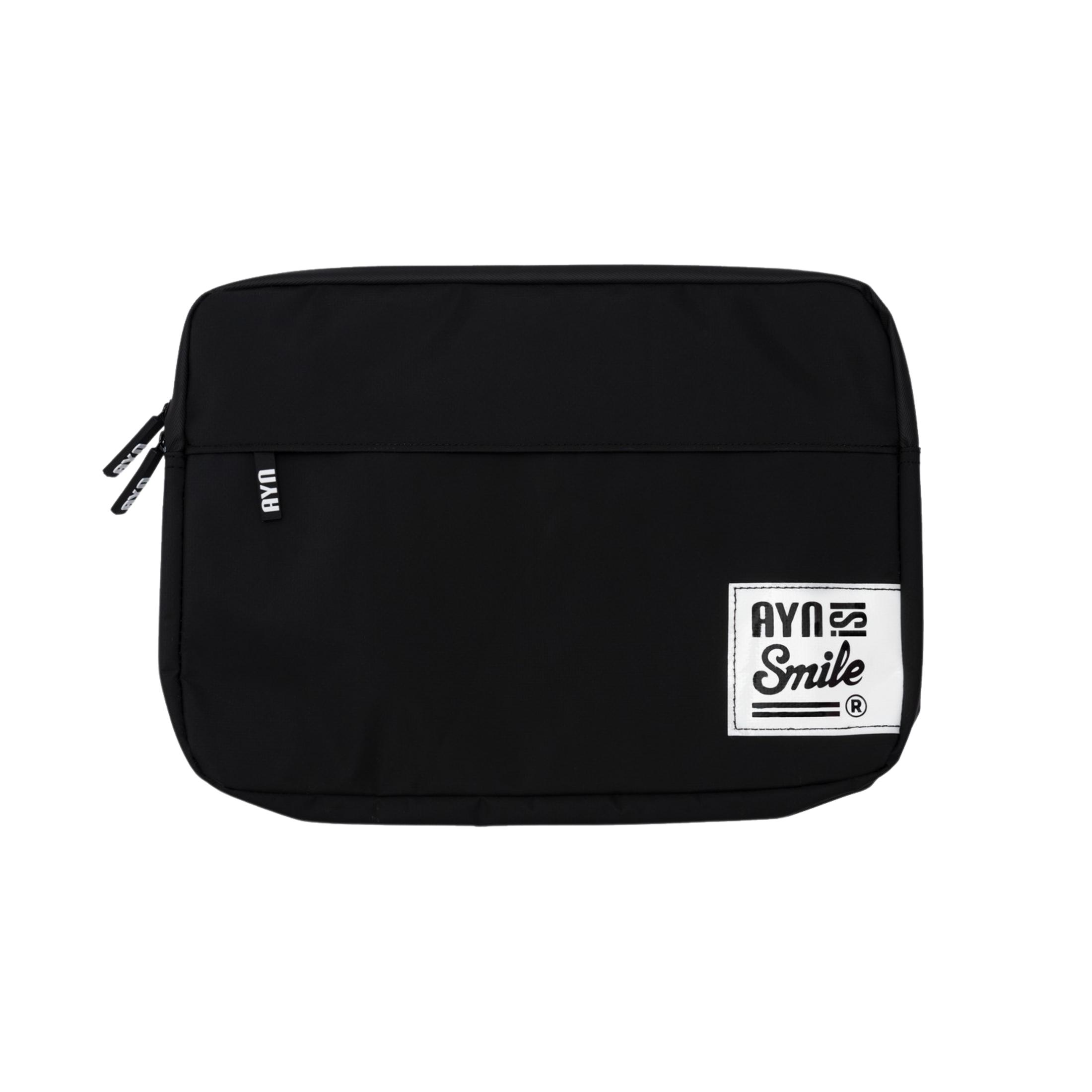 Borsa nera con logo bianco che mostra 'AYN Smile'.