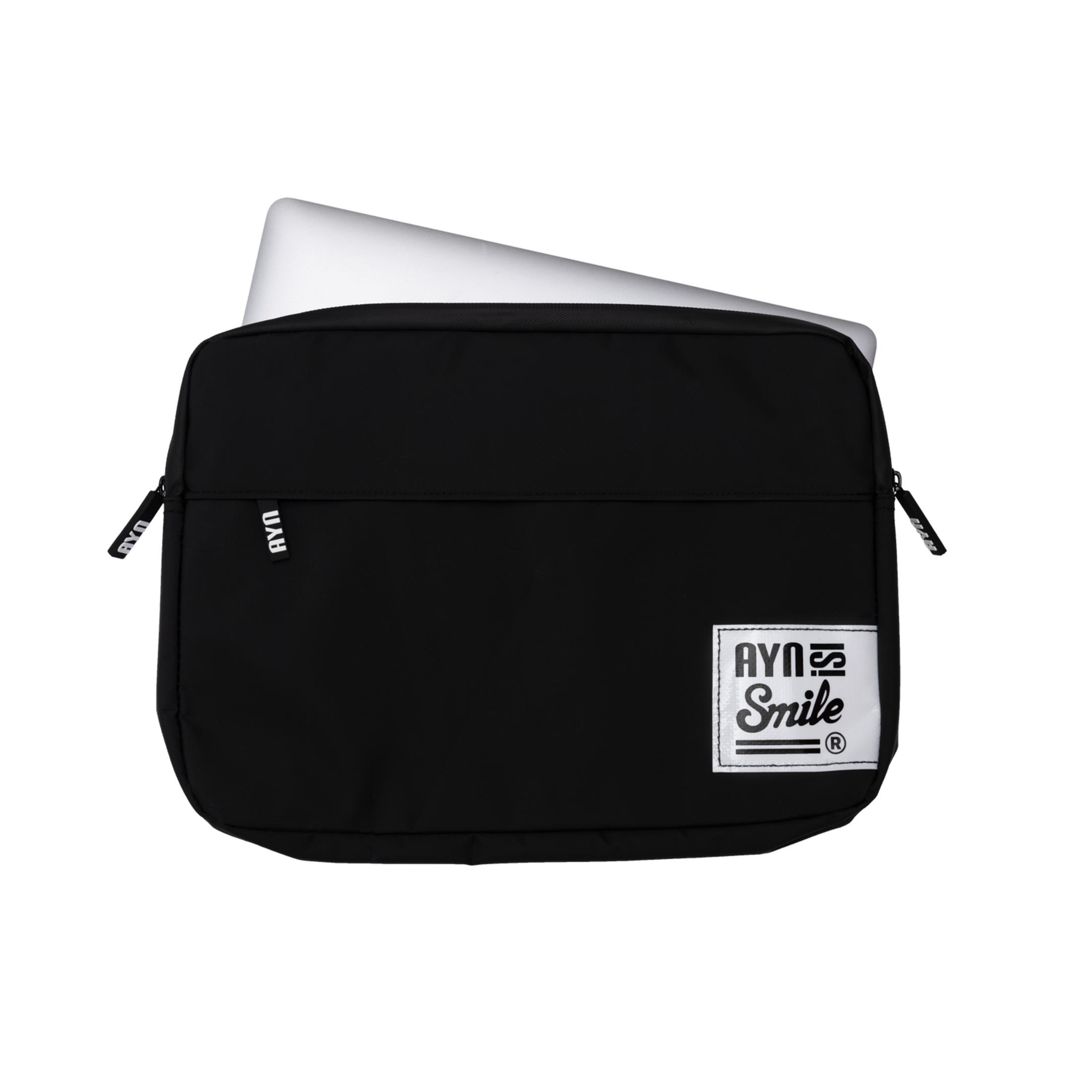 Borsa nera per laptop con laptop, con logo 'AYN Smile' sul davanti.