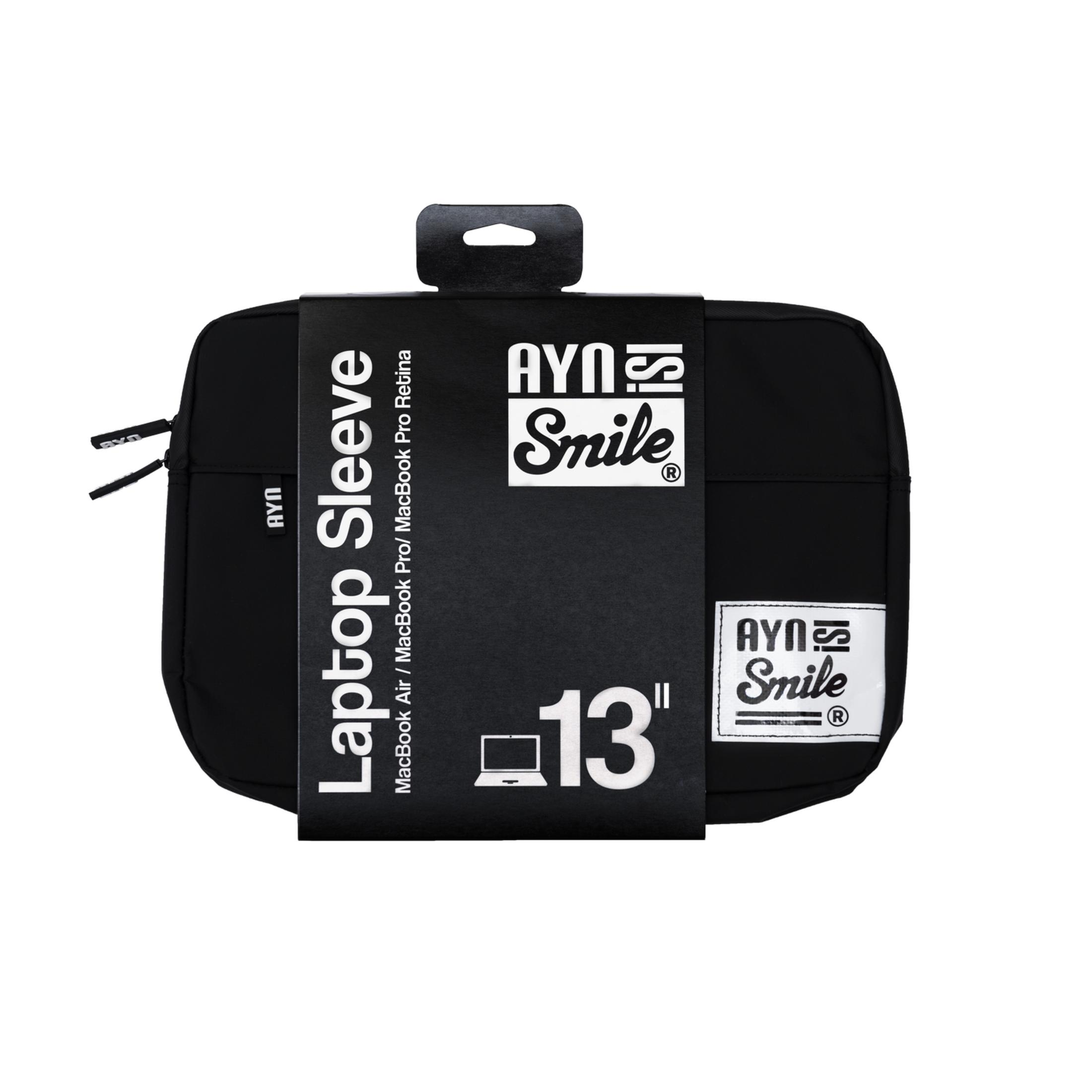 Custodia nera per laptop da 13" MacBook, con logo 'AYN Smile'.