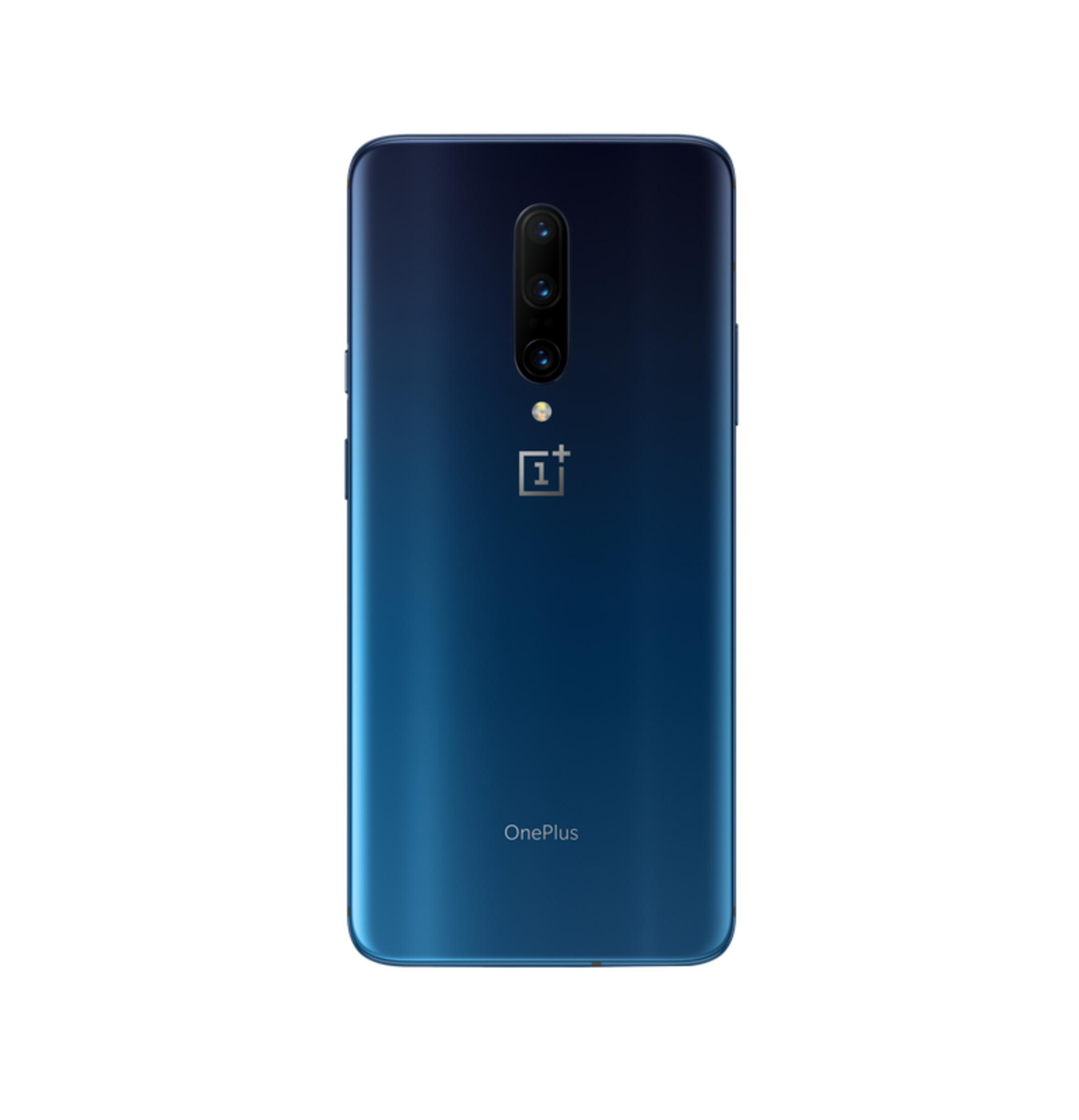 Rückseite eines blauen OnePlus-Smartphones mit dreifacher Kamera und Logo.