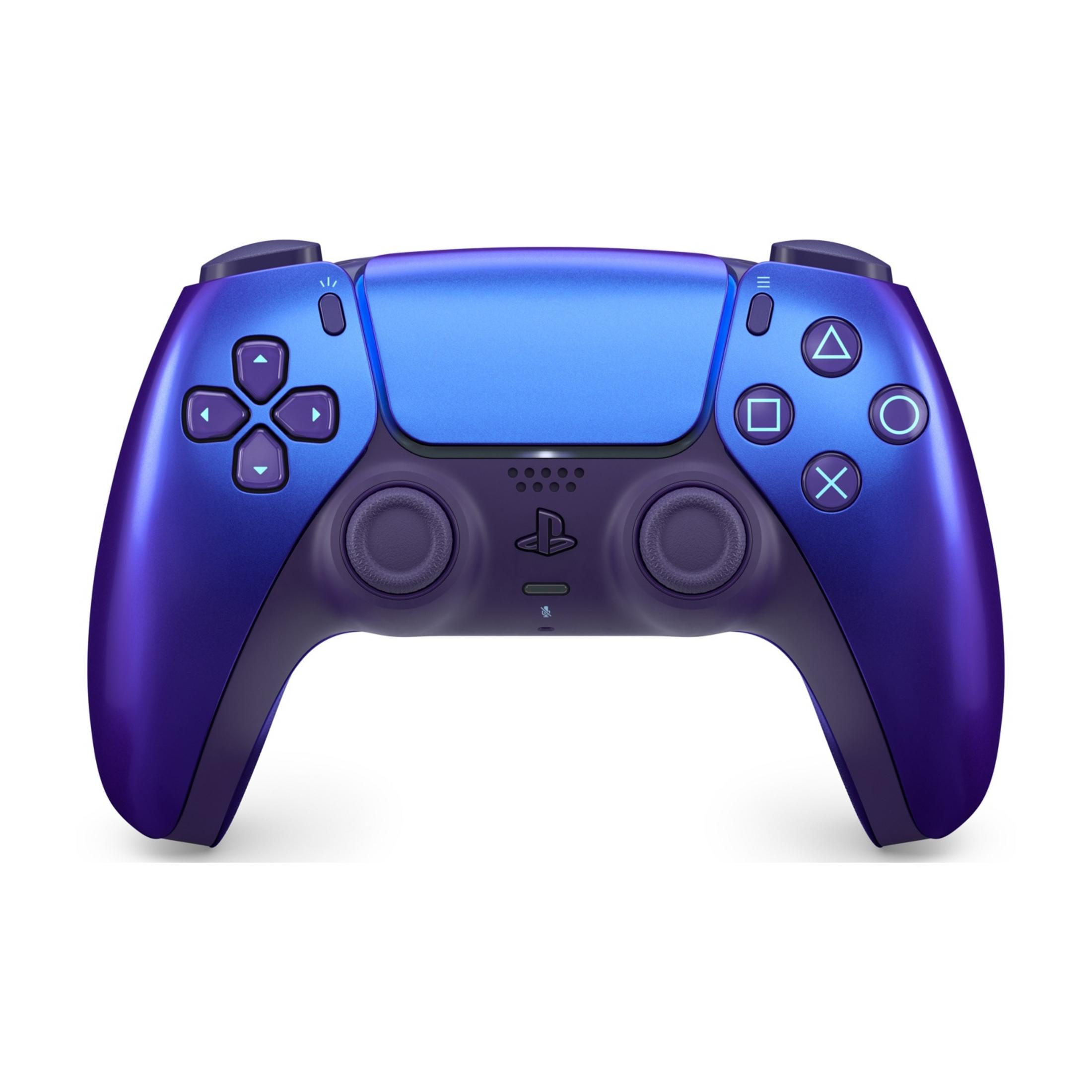 Ein violetter und blauer PlayStation 5 Controller auf weißem Hintergrund.
