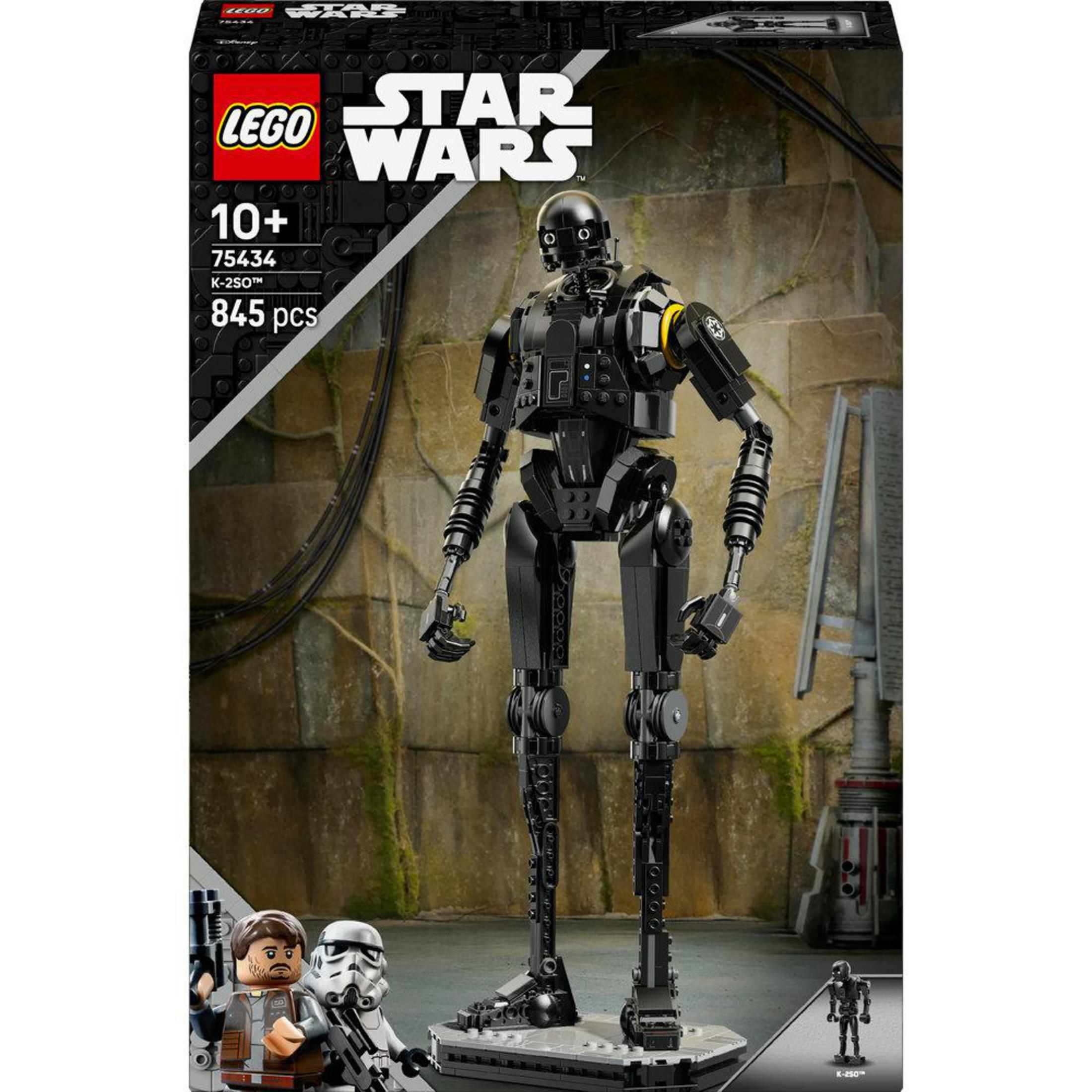 Zestaw LEGO Star Wars K-2SO z figurkami i klockami na tle kamiennej ściany.