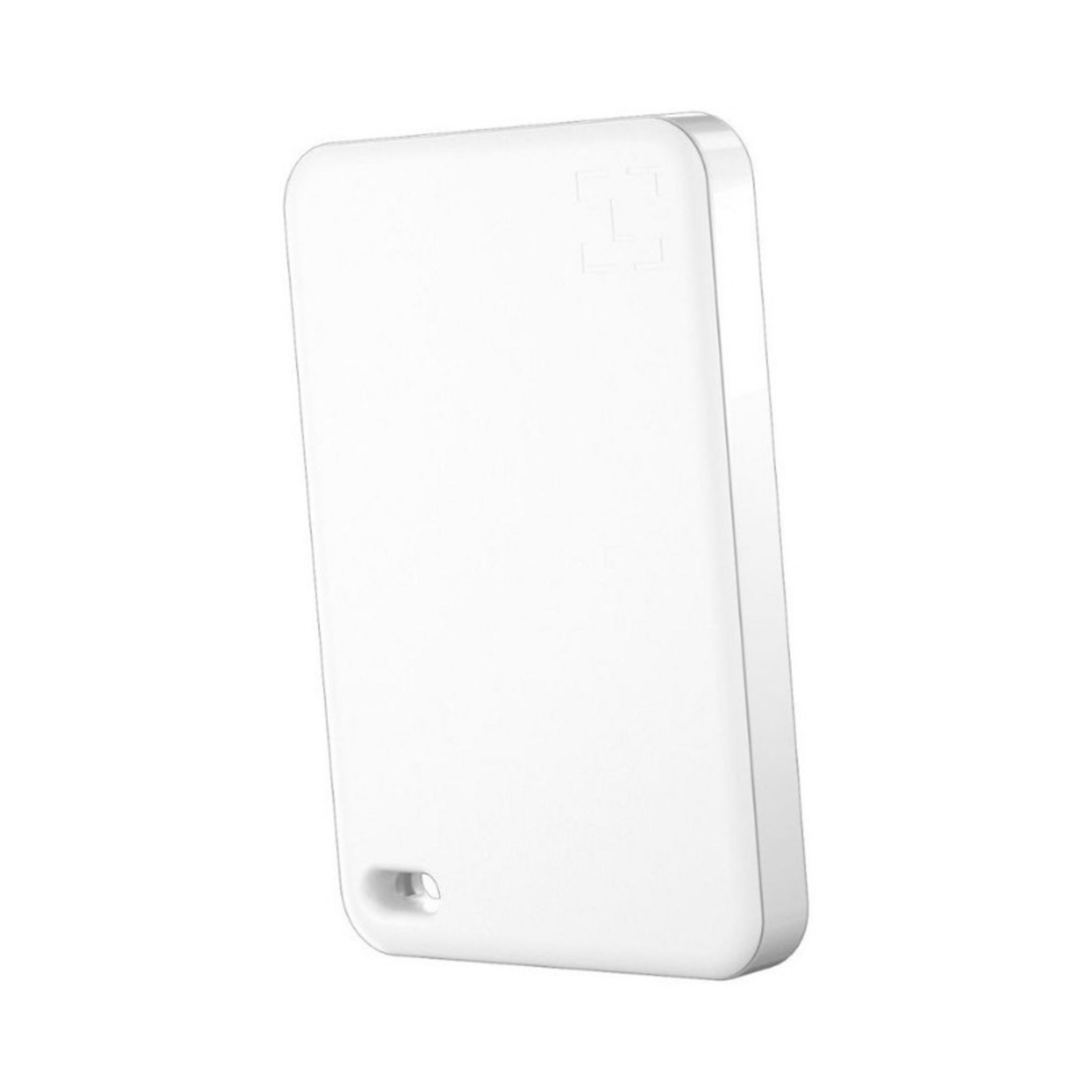 Un dispositivo rectangular blanco con esquinas redondeadas y un agujero.