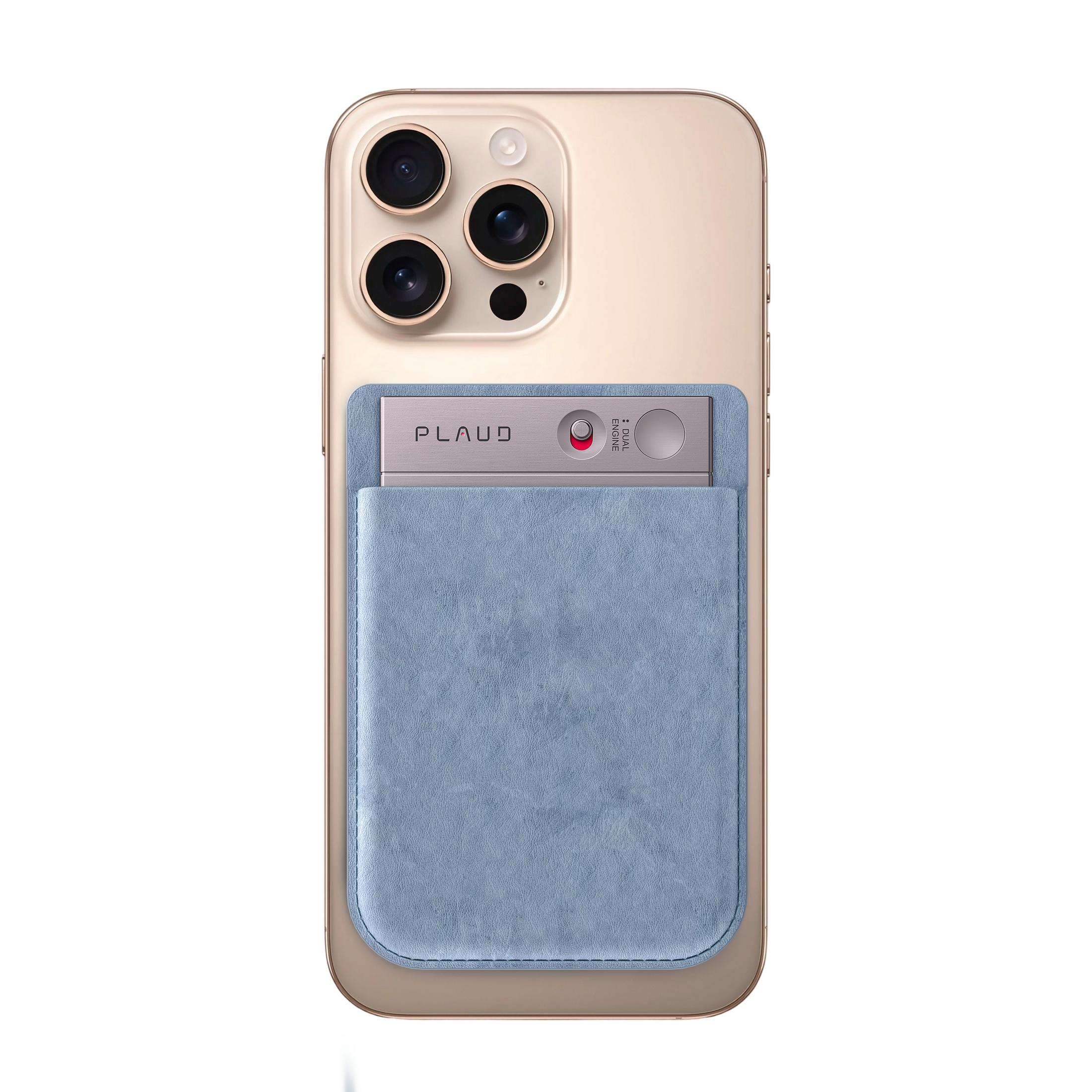 Un smartphone dorado con funda azul y un dispositivo plateado.