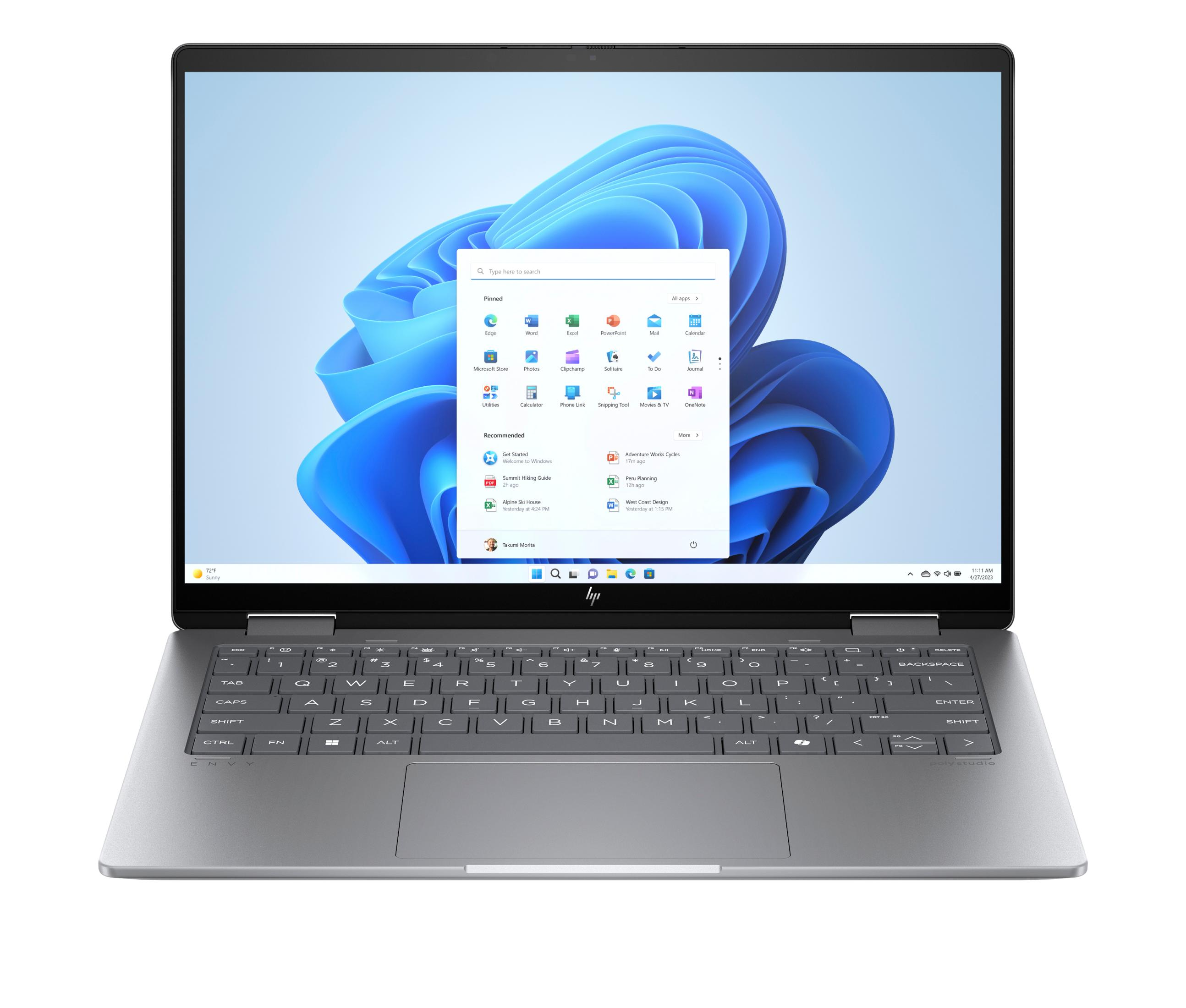 Srebrny laptop wyświetla menu Start Windows 11 z aplikacjami i widżetem pogody.