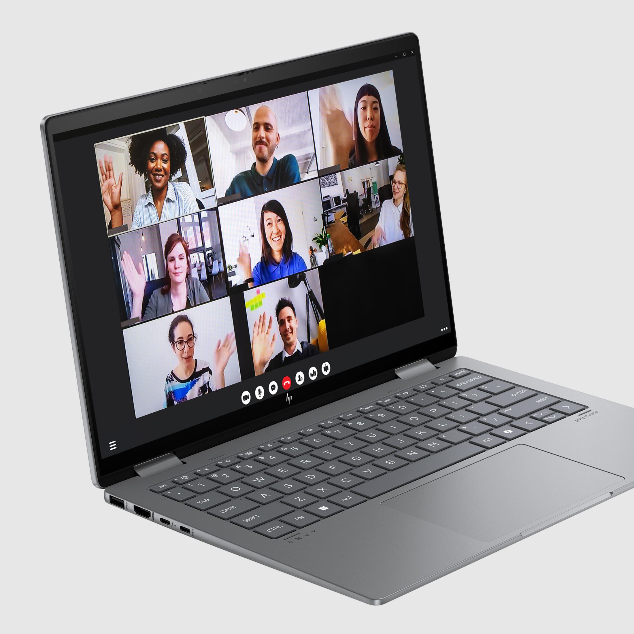 Laptop wyświetla wideokonferencję z 7 machającymi osobami.