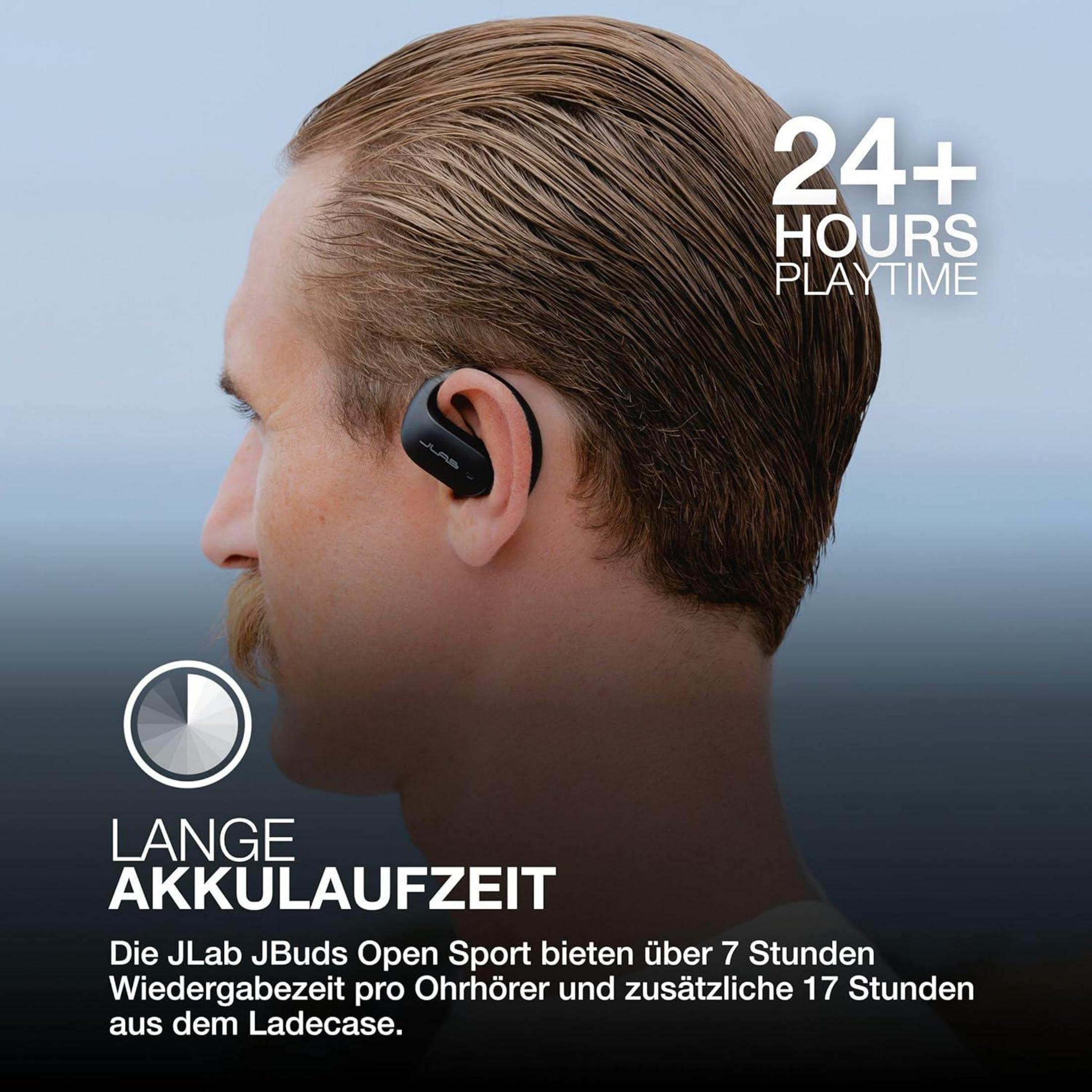 Uomo con auricolare JLab; 24+ ore di riproduzione.