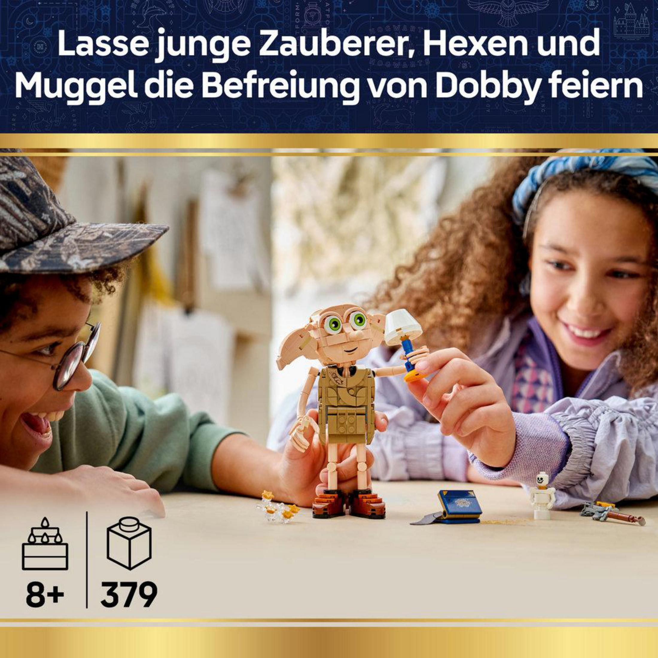 Dwoje dzieci buduje figurkę Dobby z klocków Lego, z książką i innymi minifigurkami.