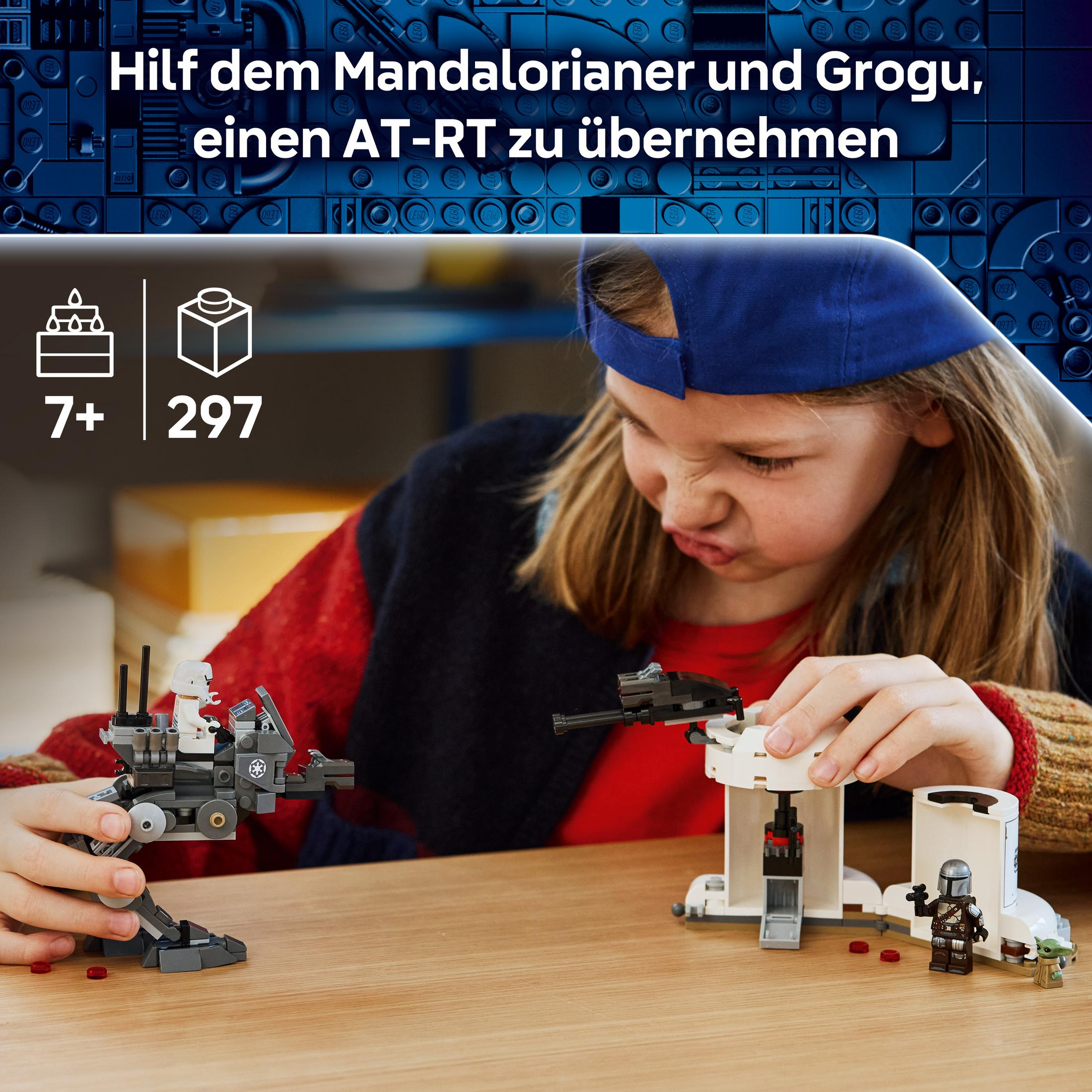 Çocuk, Mandalorian, Grogu ve AT-RT içeren Lego Star Wars seti inşa ediyor.