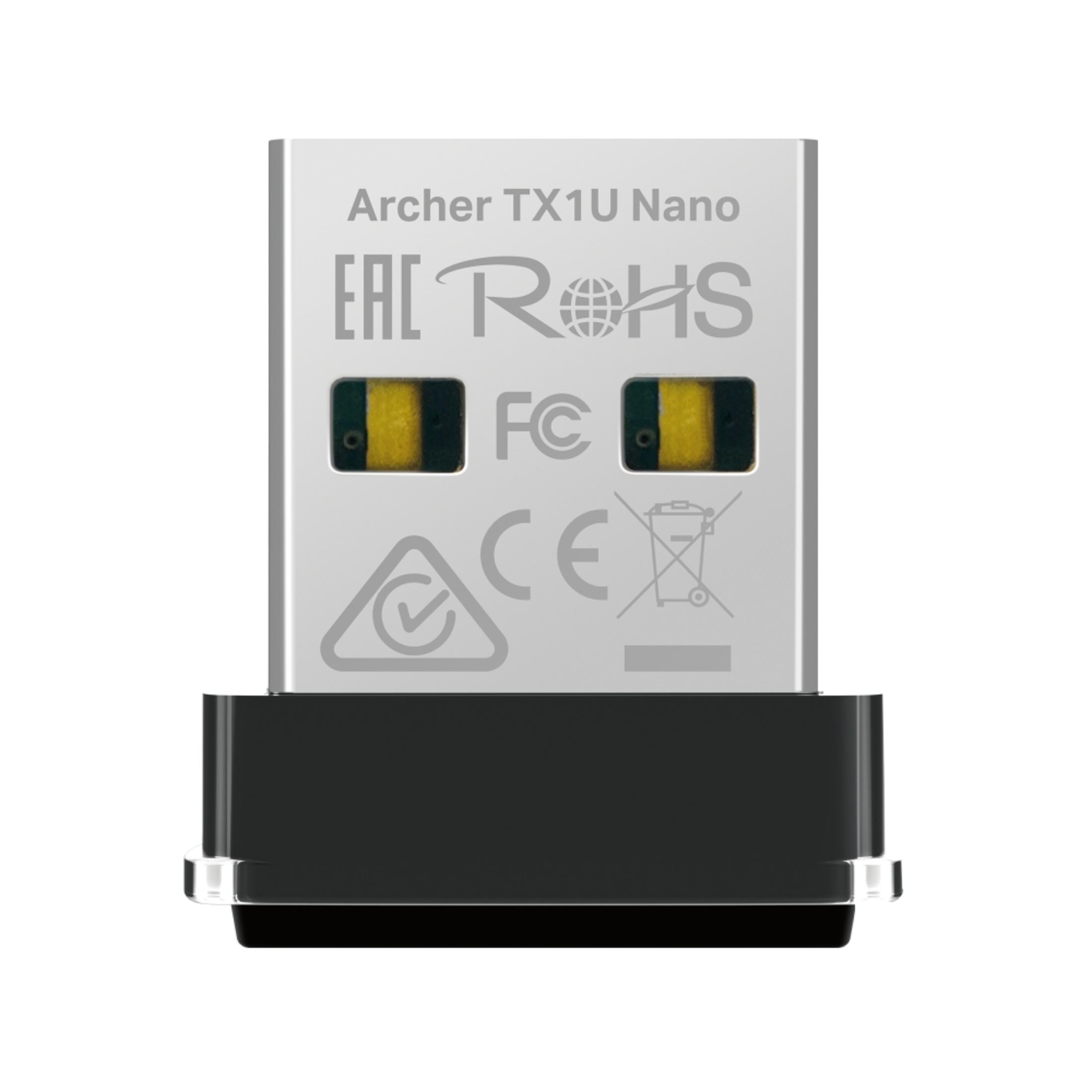 Ein kleiner, silberner USB-Adapter mit schwarzen Akzenten und Zulassungssiegeln.