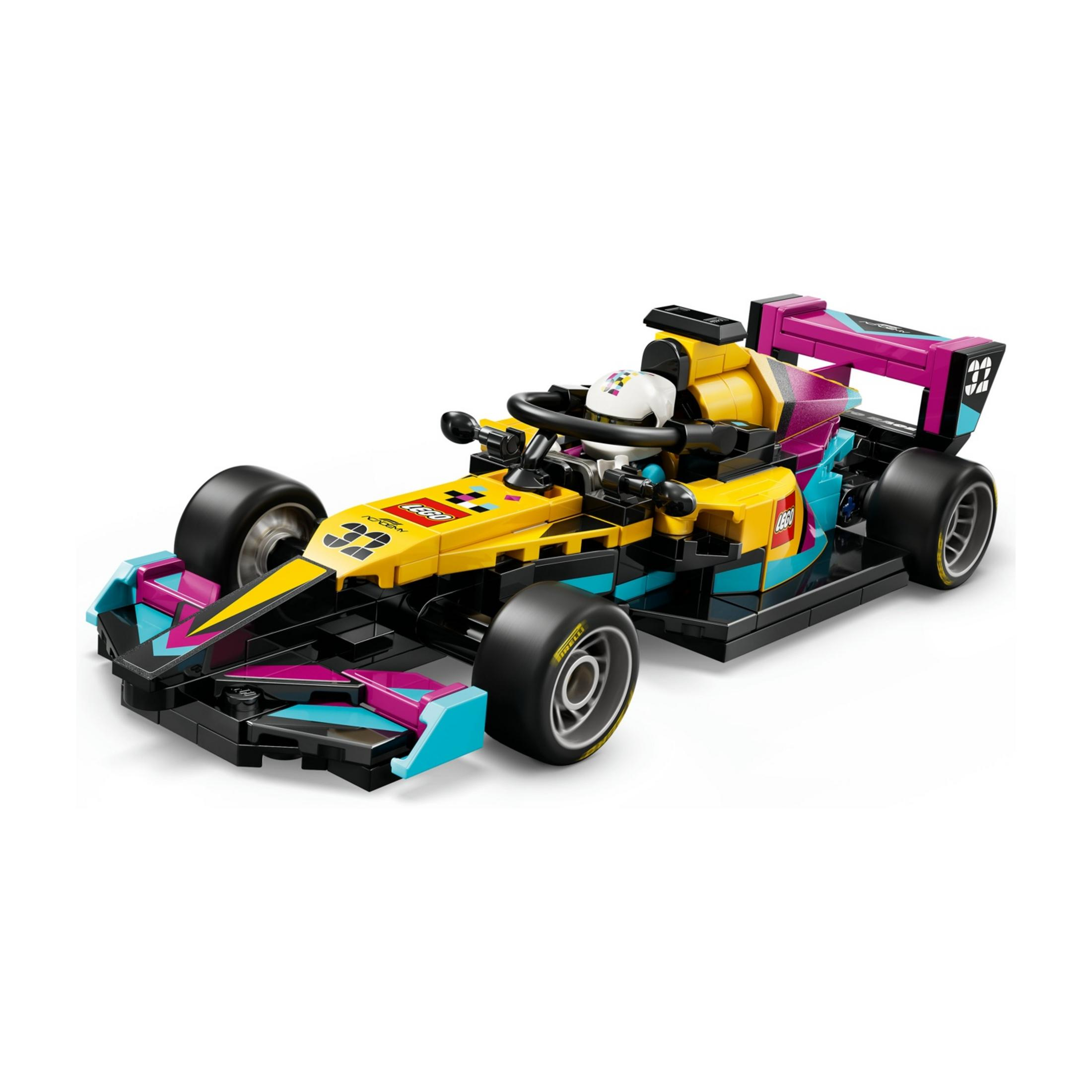 Un coche de carreras de Fórmula 1 amarillo con detalles turquesa y rosa, sobre fondo blanco.