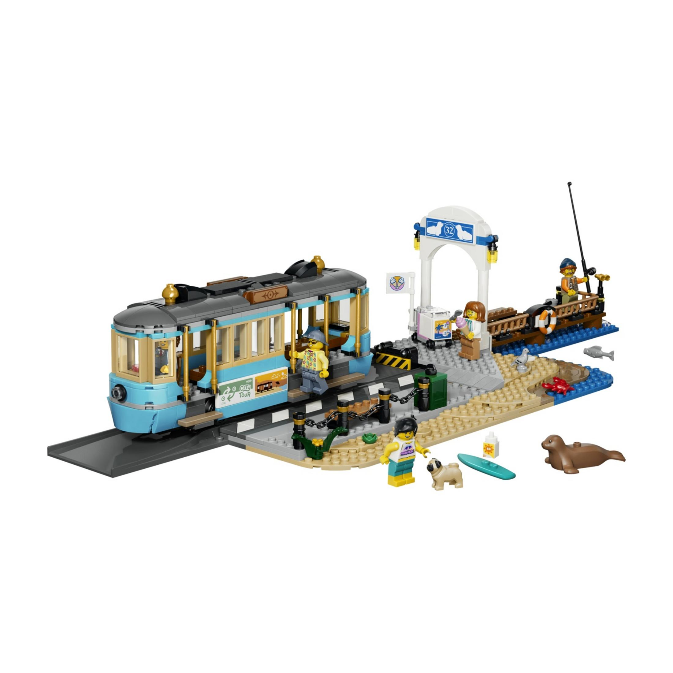 Un set de Lego con tranvía, muelle, figuras, perro, foca y criaturas marinas.
