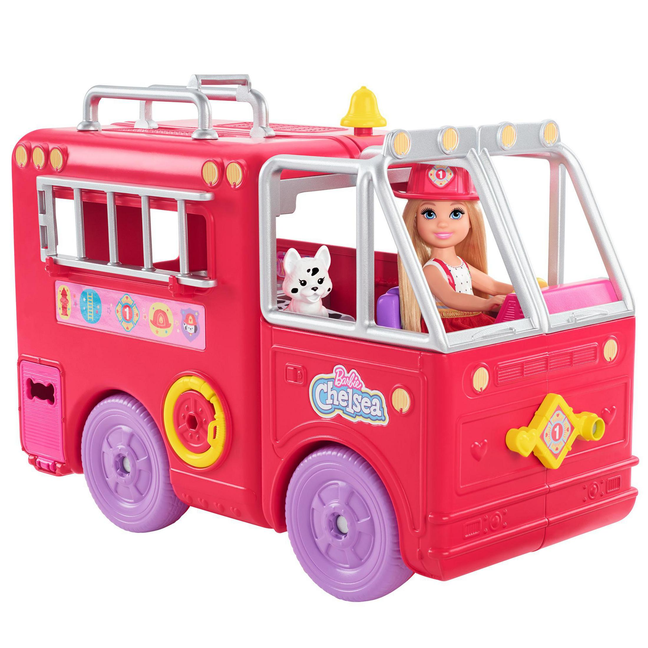 Un camioncino dei pompieri giocattolo rosa con Barbie Chelsea e un cane.